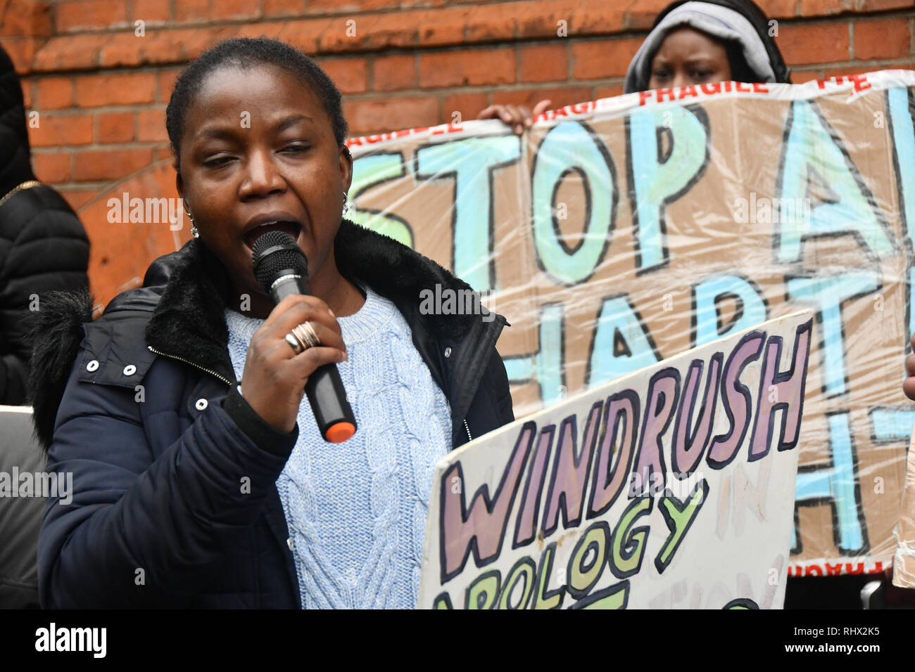 Londra, Regno Unito. 4 febbraio 2019. Il giamaicano comunità protesta contro il governo della Giamaica agendo come un British imperial slave essendo collusa con il British govreanment deportazione di 36 giamaicano che vivono nel Regno Unito in quanto essi sono un bambino. Alcuni anche il matrimonio con una signora inglese e hanno figli. I dimostranti esigono il governo della Giamaica per rifiutare il volo charter in Giamaica il Mercoledì 6 febbraio 2019 al di fuori dell'Alta commissione della Giamaica, Londra 1 principe consorte Road, Londra, Regno Unito. Credito: Picture Capital/Alamy Live News Foto Stock