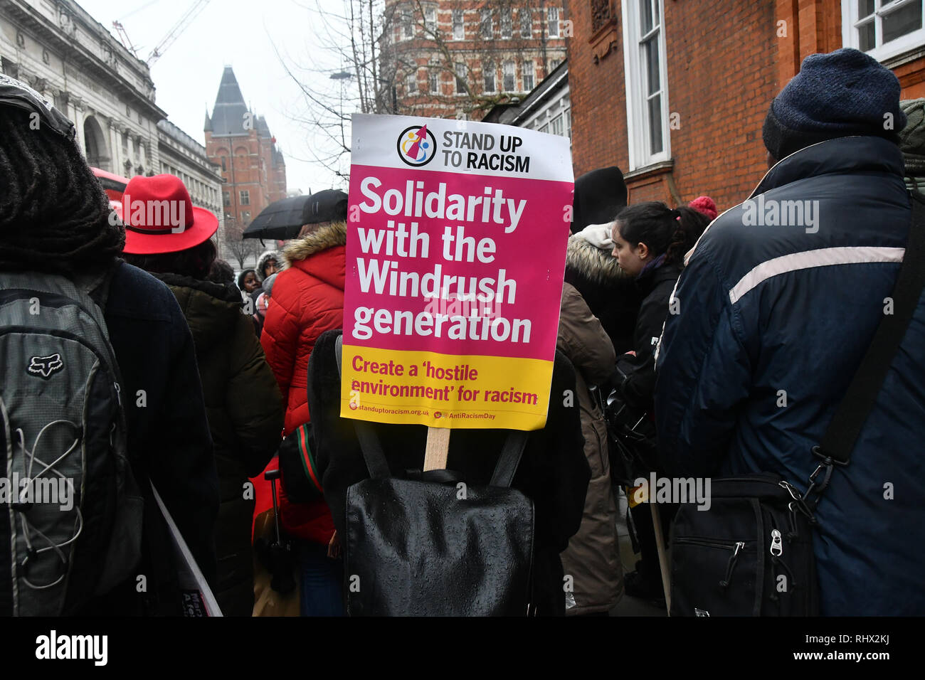 Londra, Regno Unito. 4 febbraio 2019. Il giamaicano comunità protesta contro il governo della Giamaica agendo come un British imperial slave essendo collusa con il British govreanment deportazione di 36 giamaicano che vivono nel Regno Unito in quanto essi sono un bambino. Alcuni anche il matrimonio con una signora inglese e hanno figli. I dimostranti esigono il governo della Giamaica per rifiutare il volo charter in Giamaica il Mercoledì 6 febbraio 2019 al di fuori dell'Alta commissione della Giamaica, Londra 1 principe consorte Road, Londra, Regno Unito. Credito: Picture Capital/Alamy Live News Foto Stock