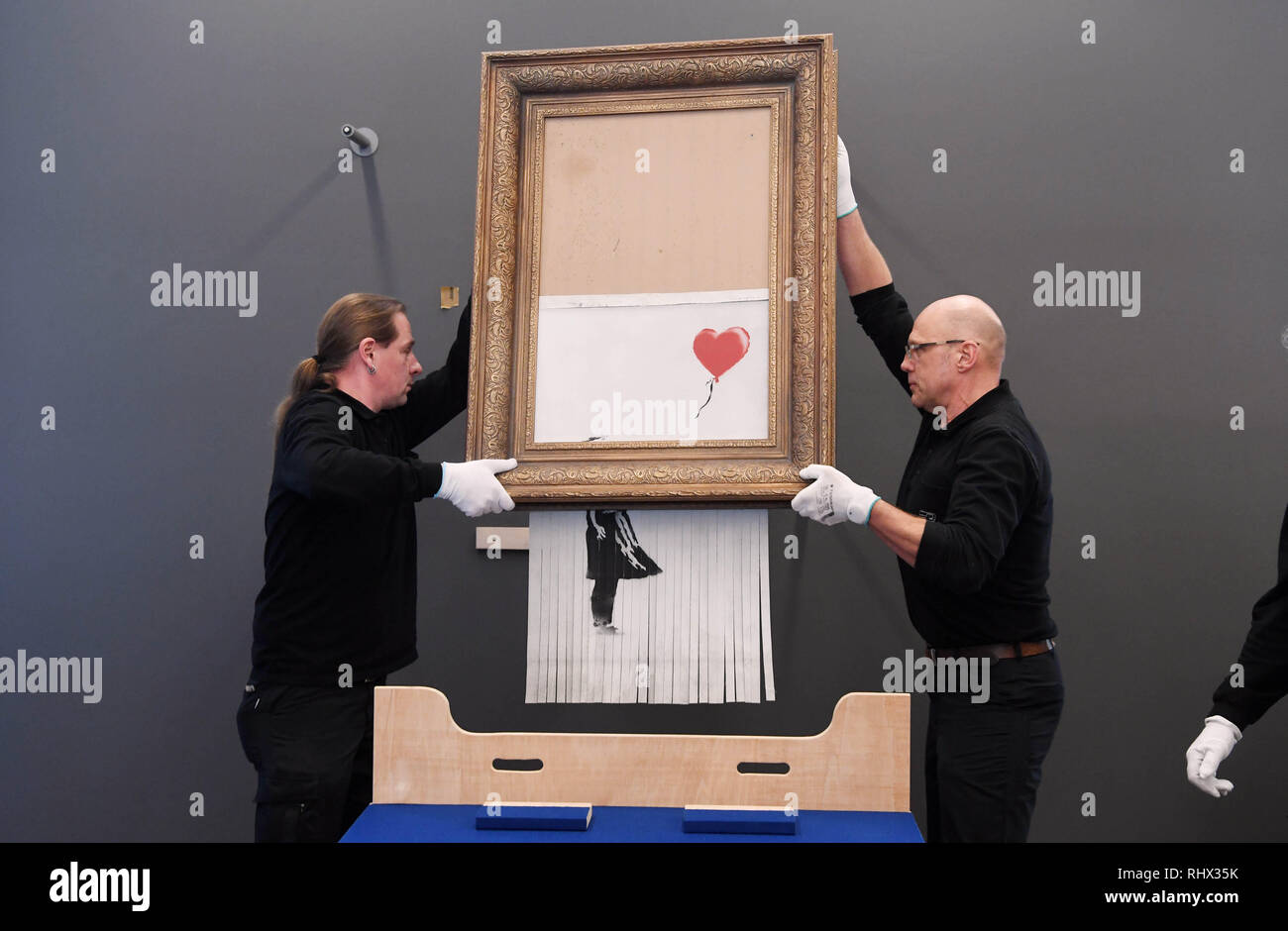 Baden Baden, Germania. 04 feb 2019. Shredded Banksy dipinto 'L'amore è in bin' è appeso nel il Museo Frieder Burda. Il lavoro sarà rappresentato dal 05.02.2019 al 03.03.2019. In origine si chiamava "Ragazza con palloncino'. Poiché esso stesso distrutta durante un'arte aste a Londra è stata chiamata "l'amore è in bin'. Banksy presentato più tardi l'azione come un attacco sul mercato dell'arte. Credito: Uli Deck/dpa/Alamy Live News Foto Stock