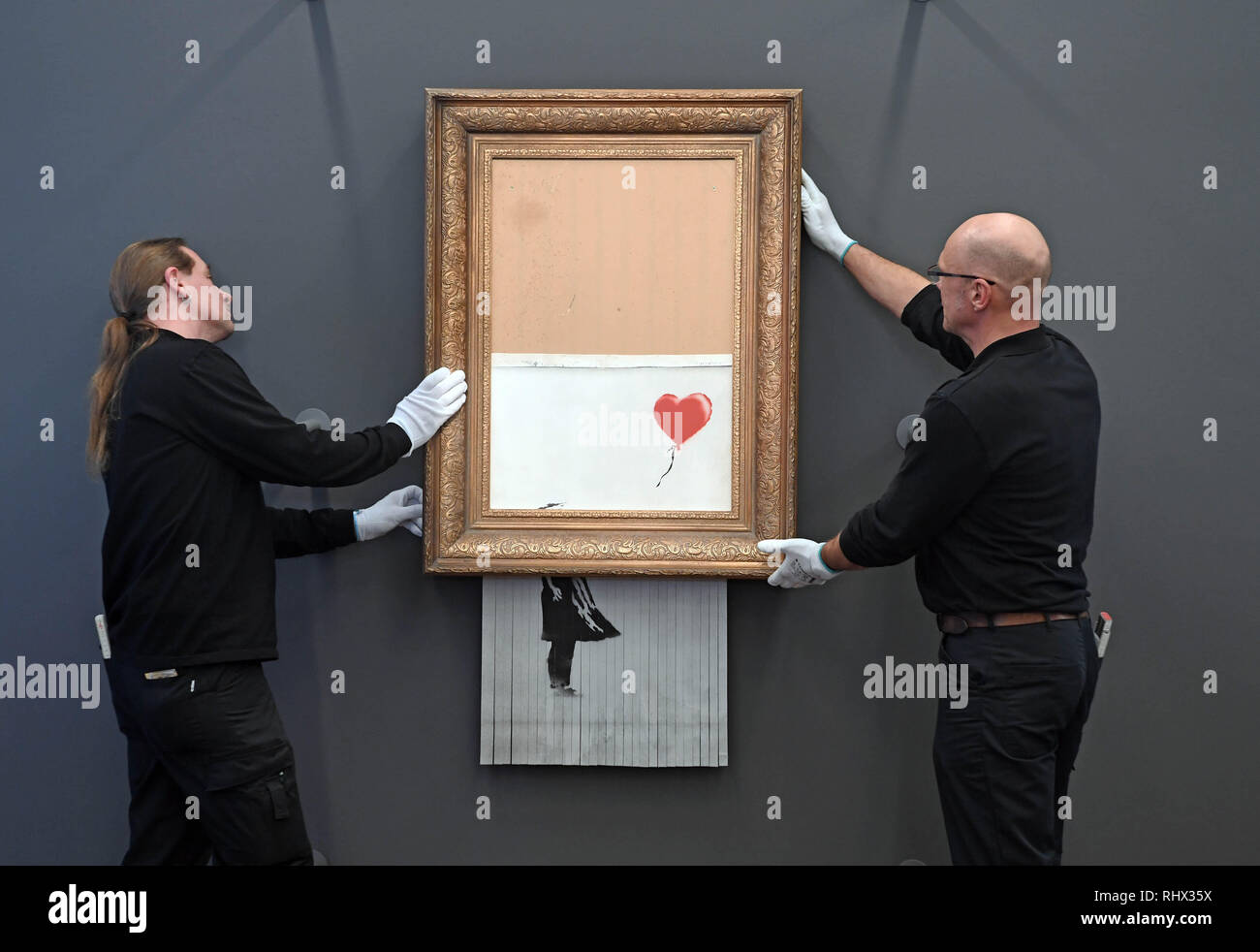 Baden Baden, Germania. 04 feb 2019. Shredded Banksy dipinto 'L'amore è in bin' è appeso nel il Museo Frieder Burda. Il lavoro sarà rappresentato dal 05.02.2019 al 03.03.2019. In origine si chiamava "Ragazza con palloncino'. Poiché esso stesso distrutta durante un'arte aste a Londra è stata chiamata "l'amore è in bin'. Banksy presentato più tardi l'azione come un attacco sul mercato dell'arte. Credito: Uli Deck/dpa/Alamy Live News Foto Stock