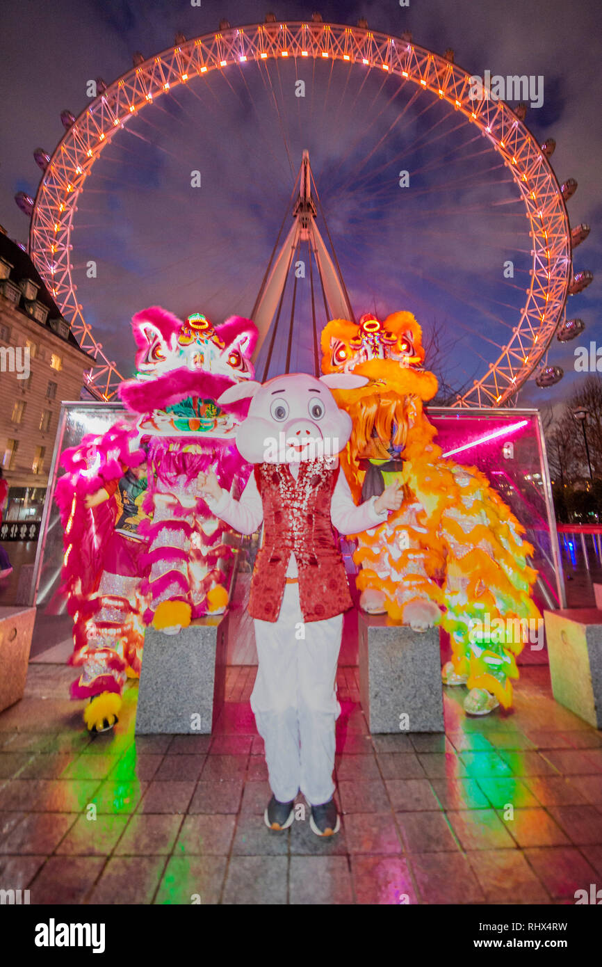 Londra, Regno Unito. 4 febbraio 2019. La gronda del nuovo anno cinese del maiale si celebra presso la London Eye con Lion ballerini e un cambiamento di colore per la ruota stessa. Credito: Guy Bell/Alamy Live News Foto Stock