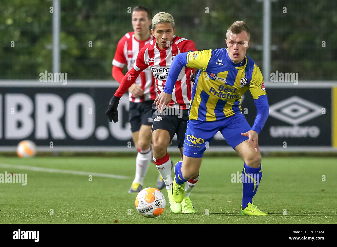 EINDHOVEN, 04-02-2019 ,De Herdgang, Keuken Kampioen Divisie, Jong PSV - Top Oss ,Stagione 2018 / 2019, Jong PSV player Marlon Frey (l) Top Oss player Huseyin Dogan (r) durante il match Jong PSV - Top Oss Foto Stock