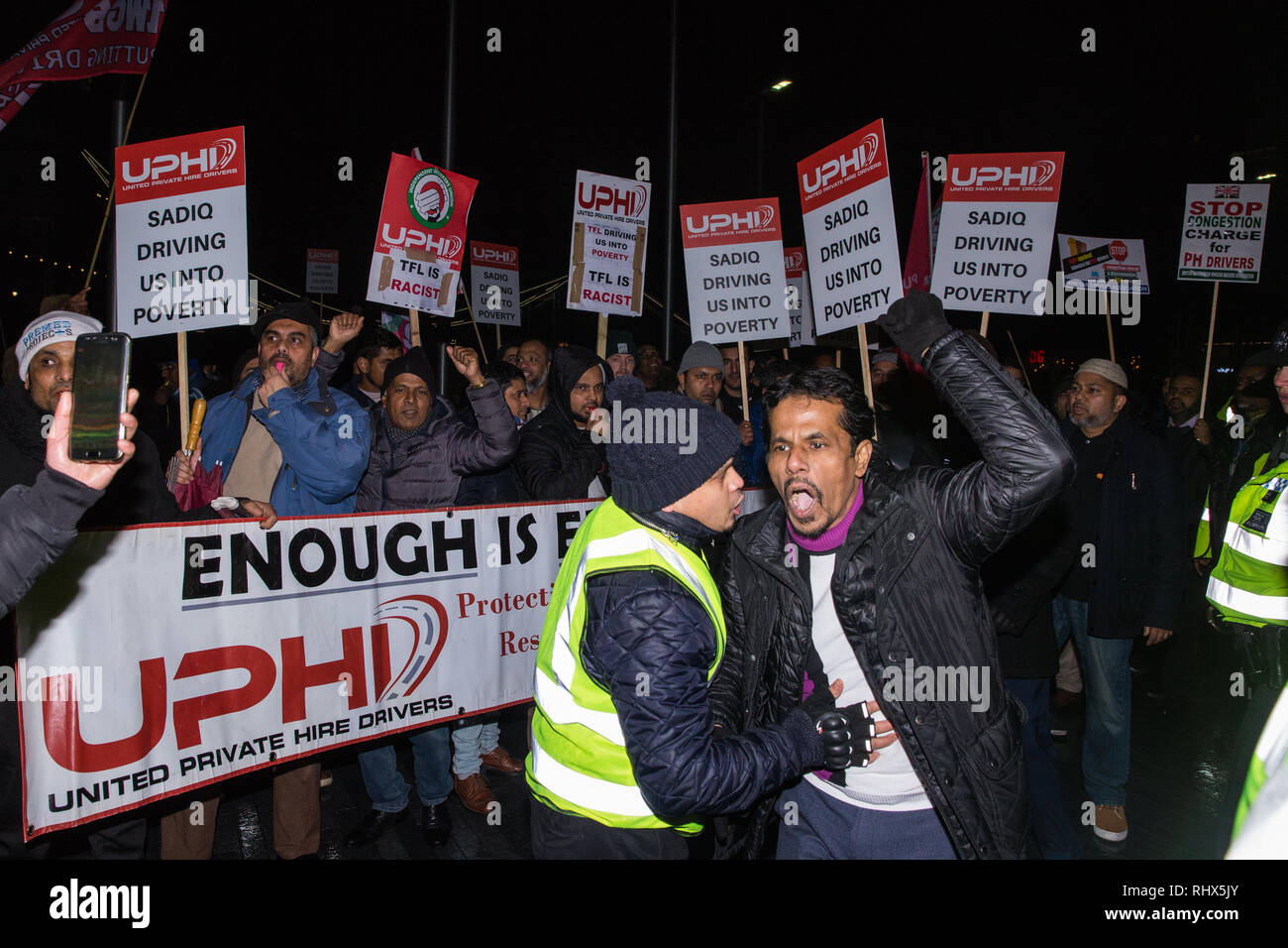 Londra, Regno Unito. 4 febbraio 2019. Centinaia di driver minicab protesta al di fuori del Municipio dopo aver lasciato i loro veicoli di bloccaggio ponte di Londra come parte di una protesta organizzata dalle Nazioni Noleggio privato driver (UPHD) ramo dei lavoratori indipendenti unione della Gran Bretagna (IWGB) a seguito della introduzione nel dicembre di oneri di congestione per radiotaxi. Credito: Mark Kerrison/Alamy Live News Foto Stock