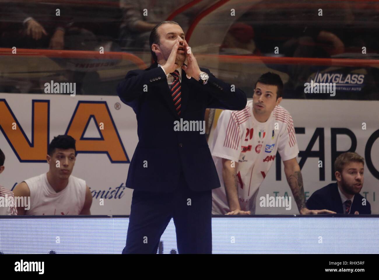 Foto Marco Bucco - LaPresse 04-02-2019 Pistoia (Italia) Sport Flexx BasketThe Pistoia - EA7 Emporio Armani Milano Serie A CESTELLO Postemobile 2018-2019 Nella foto: il coach dell&#x2019;Armani Milano Simone Pianigiani foto Marco Bucco - LaPresse Febbraio 04, 2019 Pistoia (Italia) Sport Flexx BasketThe Pistoia - EA7 Emporio Armani Milano Serie A CESTELLO Postemobile stagione 2018-2019 Nel pic: Simone Pianigiani coach di Armani Milano Foto Stock