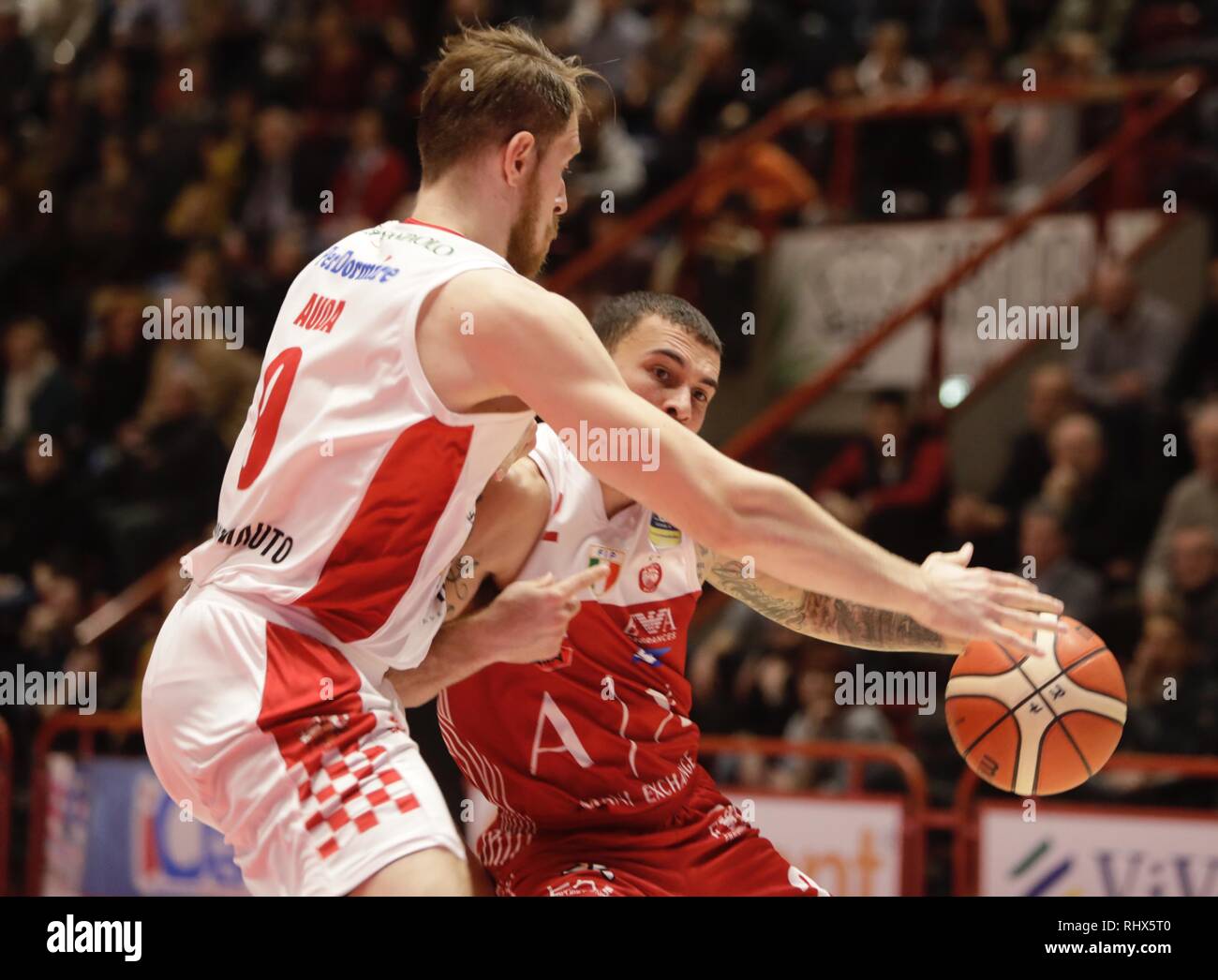 Foto Marco Bucco - LaPresse 04-02-2019 Pistoia - Italia sport - basket Oriora Pistoia vs AX Armani Exchange Olimpia MilanoCampionato italiano di basket di Serie A PosteMobile 2018/2019 - Pala Carrara Nella foto: Mike James contrastato da Patrik Auda foto Marco Bucco - LaPresse 04-02-2019 Pistoia - Italia sport - basket Oriora Pistoia vs AX Armani Exchange Olimpia MilanoItalian Campionato di basket Serie A PosteMobile 2018/2019 - Pala Carrara nella foto: Mike James lotta per la sfera con Patrik Auda Foto Stock