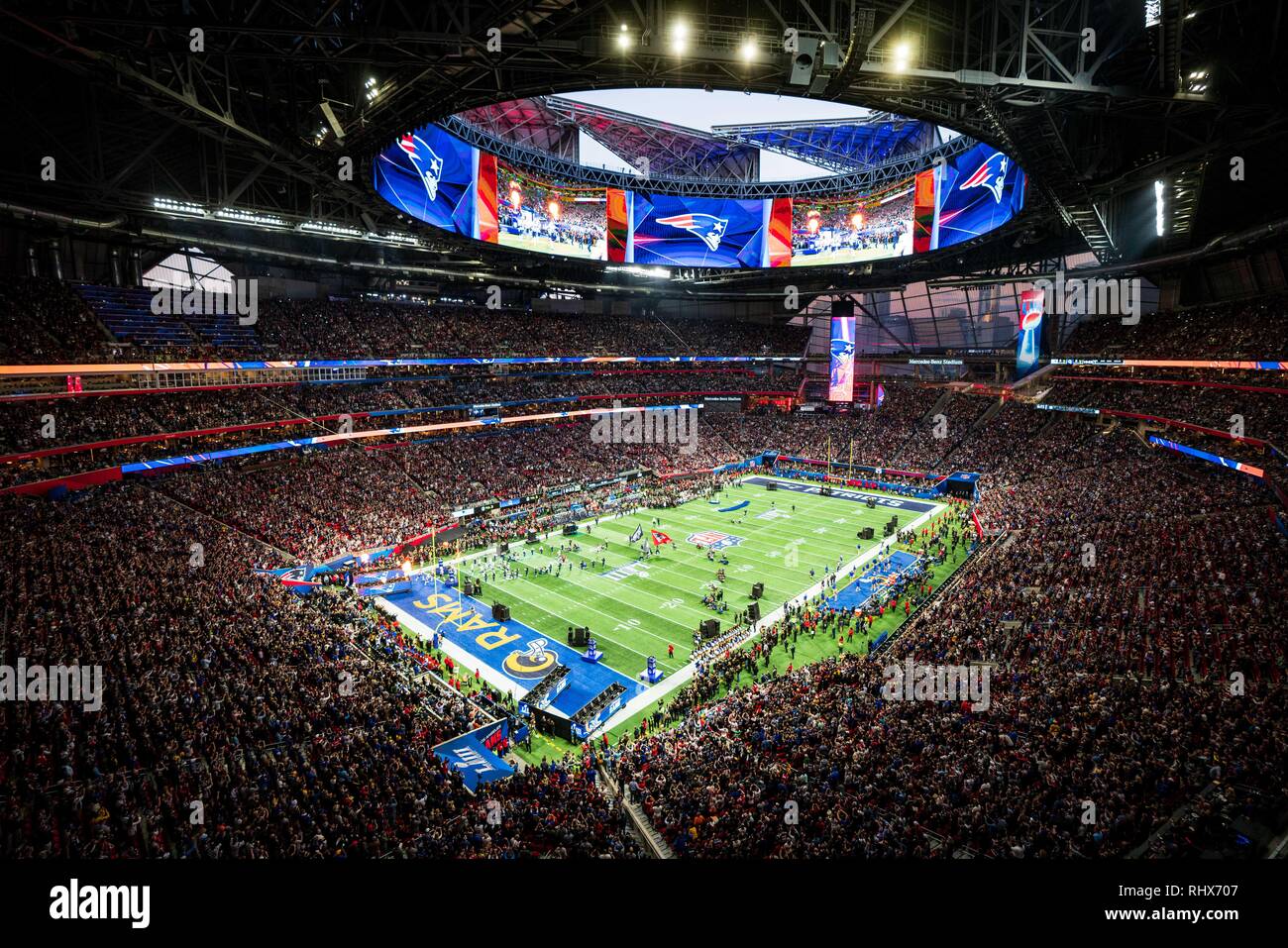 Il New England Patriots prende il campo durante il Super Bowl LIII tra il Los Angeles Rams e il New England Patriots domenica 3 febbraio 2019 al Mercedes-Benz Stadium di Atlanta, GA. Giacobbe Kupferman/CSM Foto Stock