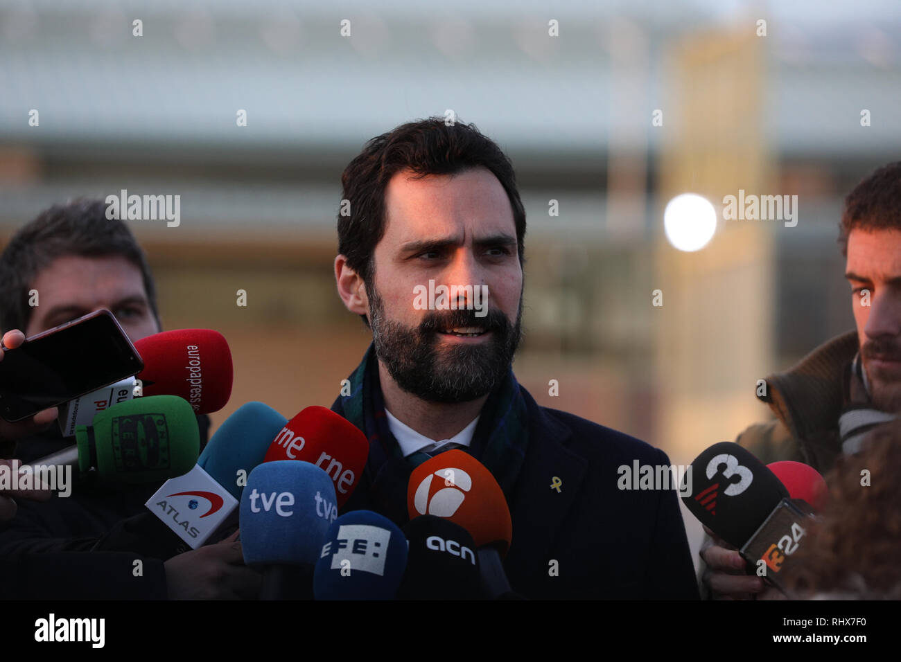 Il presidente del Parlamento della Catalogna, Roger Torrent visto che parla ai media durante la sua visita. Il presidente del Parlamento, Roger Torrent, visitare i prigionieri independentist trasferito alla prigione di Soto del Real Madrid. Foto Stock