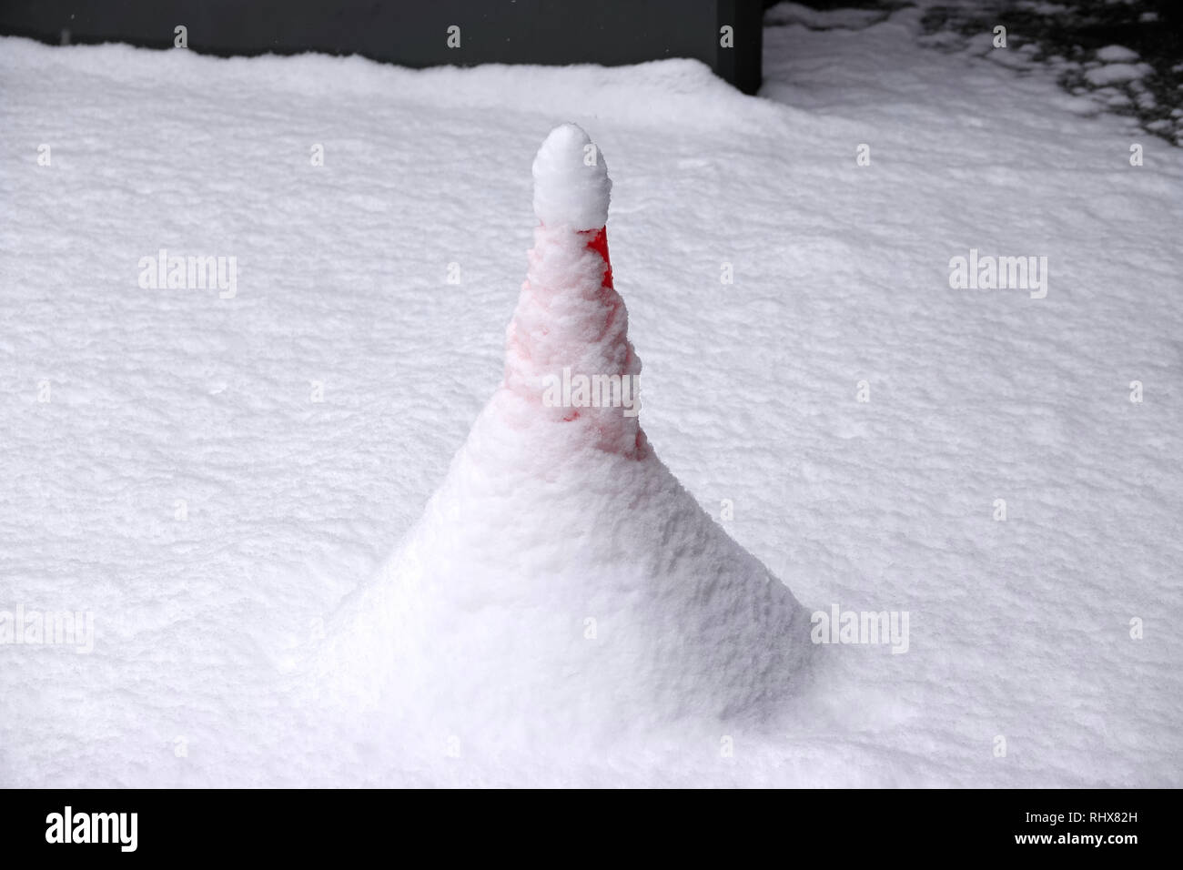 Cono stradale sotto neve Foto Stock