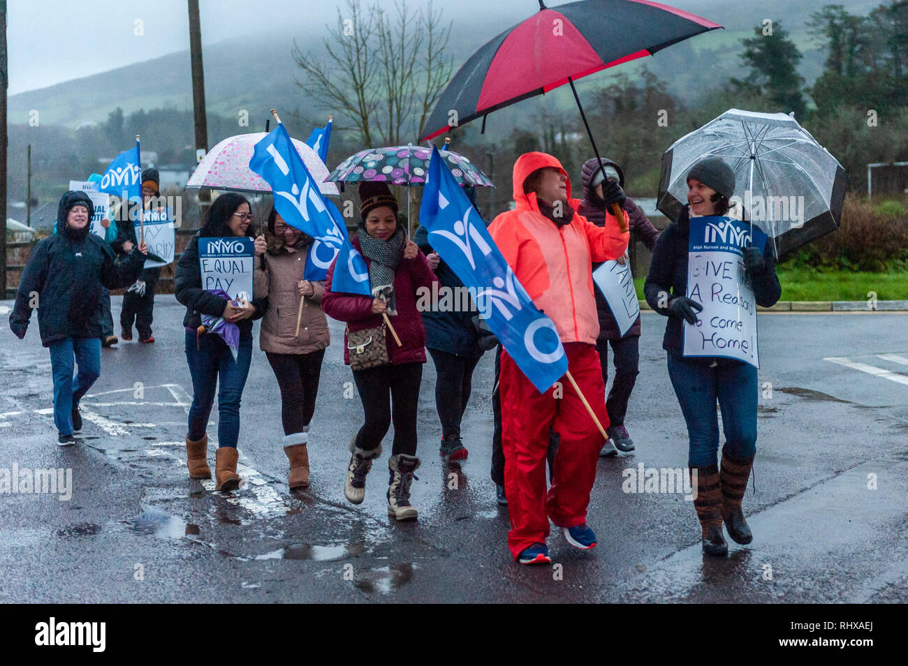 Bantry, West Cork, Irlanda. 5 Feb 2019. Gli infermieri di grande impatto del Bantry General Hospital picket l'ingresso dell'ospedale per un secondo giorno in quello che è un'escalation in azione industriale dopo che il governo ha rifiutato di impegnarsi con L'INMO per la questione della retribuzione. Credit: Notizie dal vivo di AG/Alamy. Foto Stock