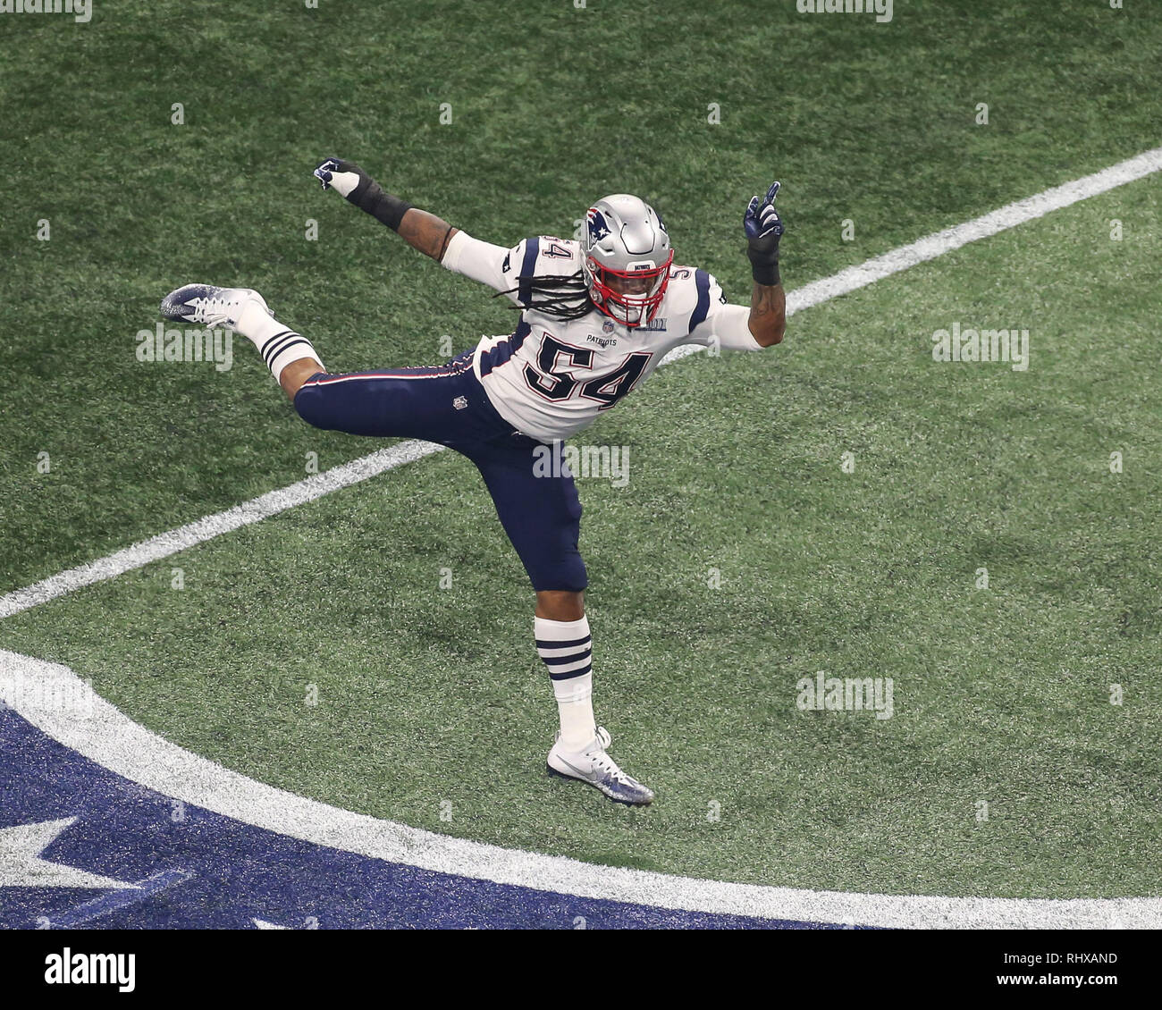 Atlanta, GA, Stati Uniti d'America. 3 febbraio, 2019. New England Patriots fuori linebacker dont'a Hightower #54 jumping durante il Super Bowl LIII tra New England Patriots vs Los Angeles Rams al Mercedes-Benz Stadium di Atlanta, GA il 3 febbraio 2019. (Foto di Jevone Moore) Credito: csm/Alamy Live News Foto Stock