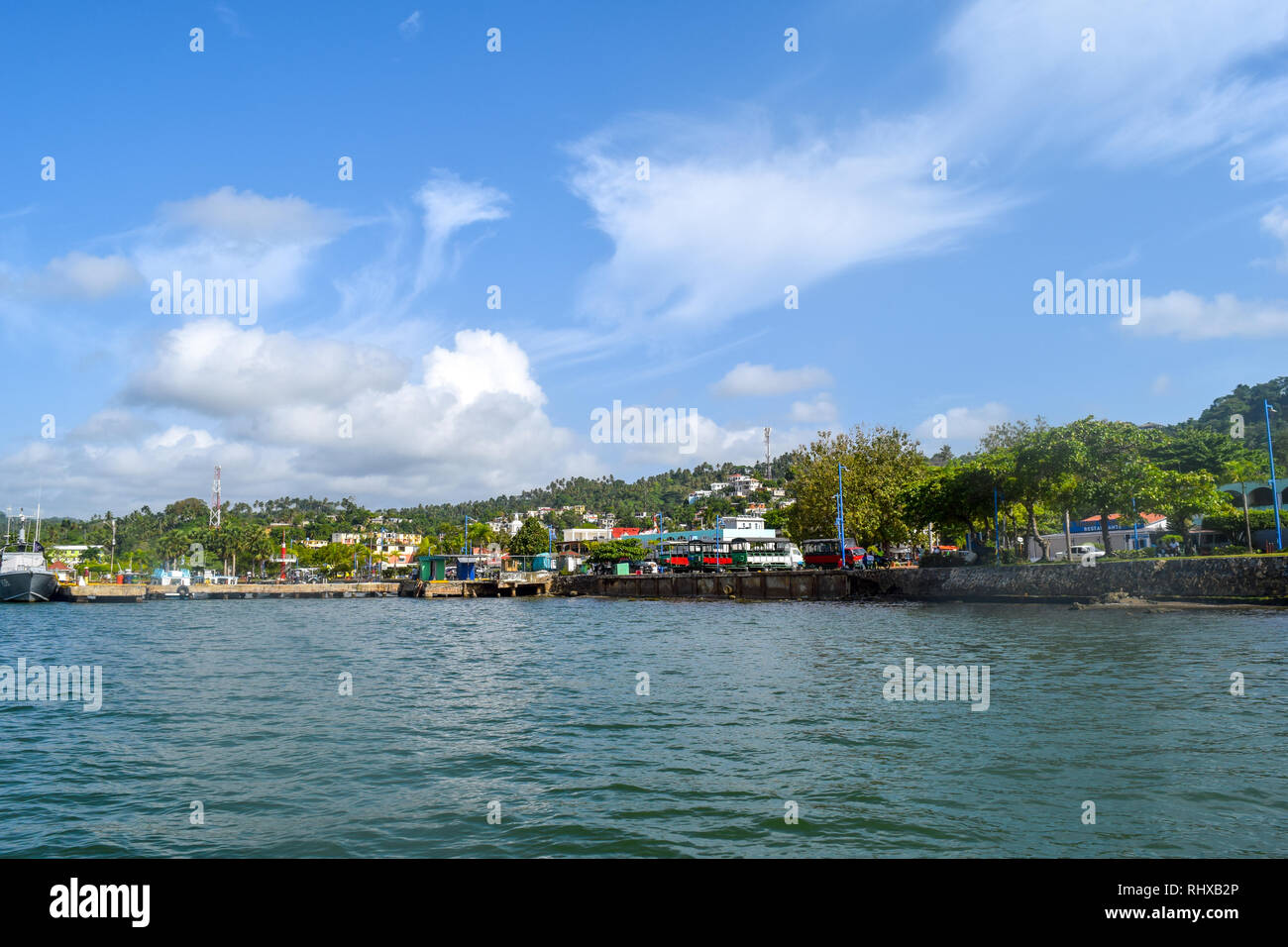 Porta di Samana vista dal mare con tante barche, Repubblica dominicana Foto Stock