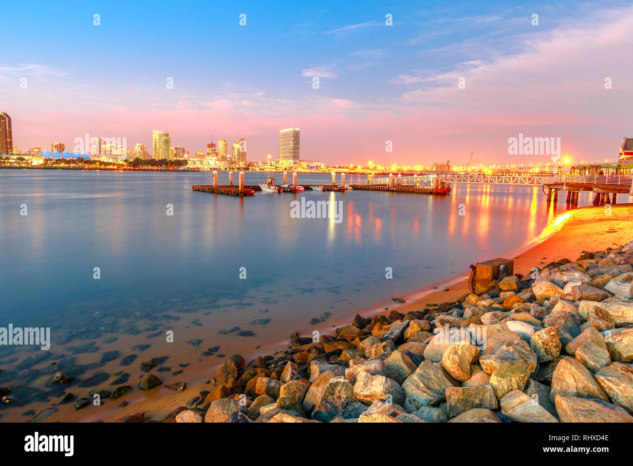 Twilight a San Diego Downtown e Coronado Bridge dal litorale di spiaggia di Coronado Island, California, Stati Uniti d'America. Waterfront skyline riflettendo in San Foto Stock