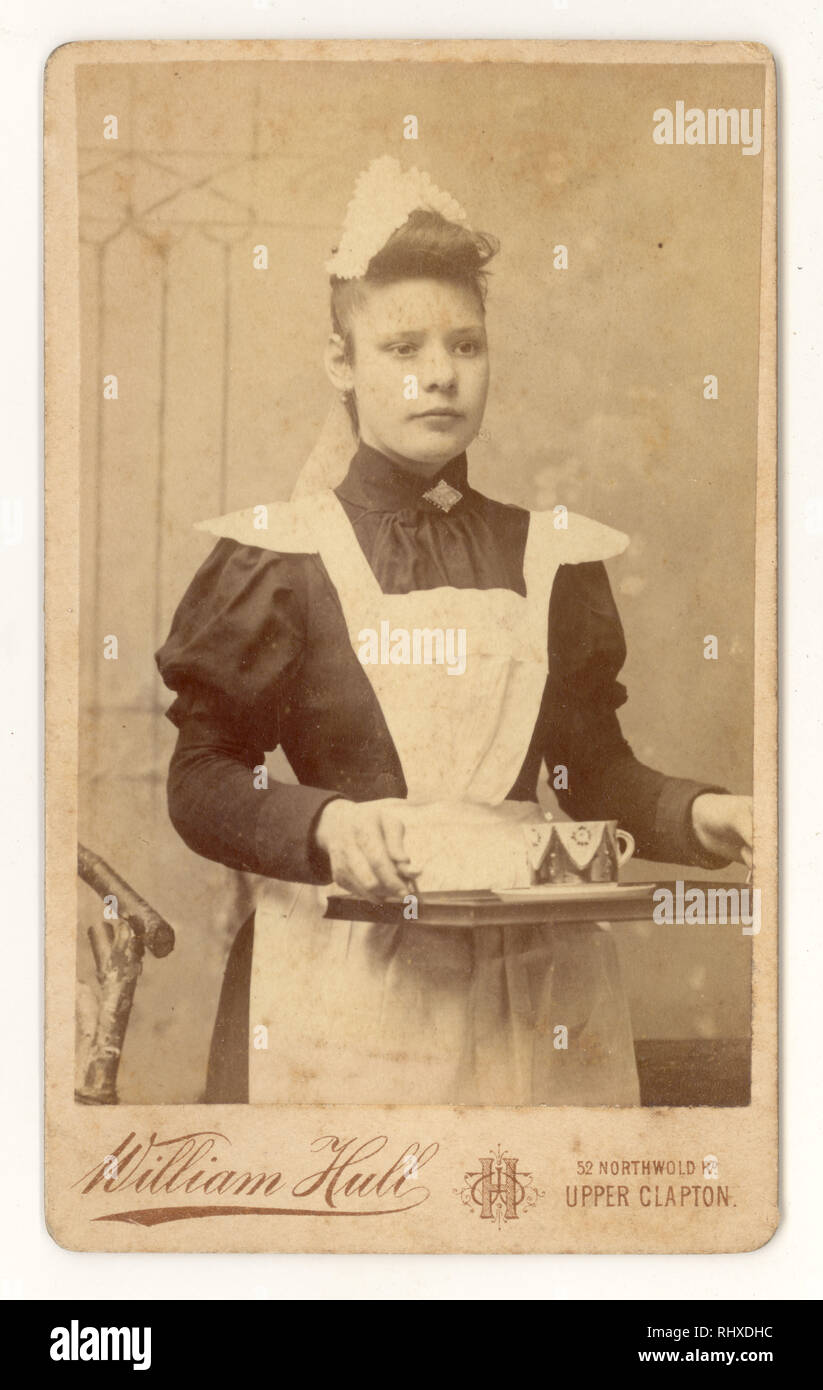 Victorian carte de visite of Victorian Parlour Maid, servitore vittoriano, che porta un vassoio, con un teacup su di esso, William Hull studio, Upper Clapton, Londra, datato 1894 settembre Foto Stock