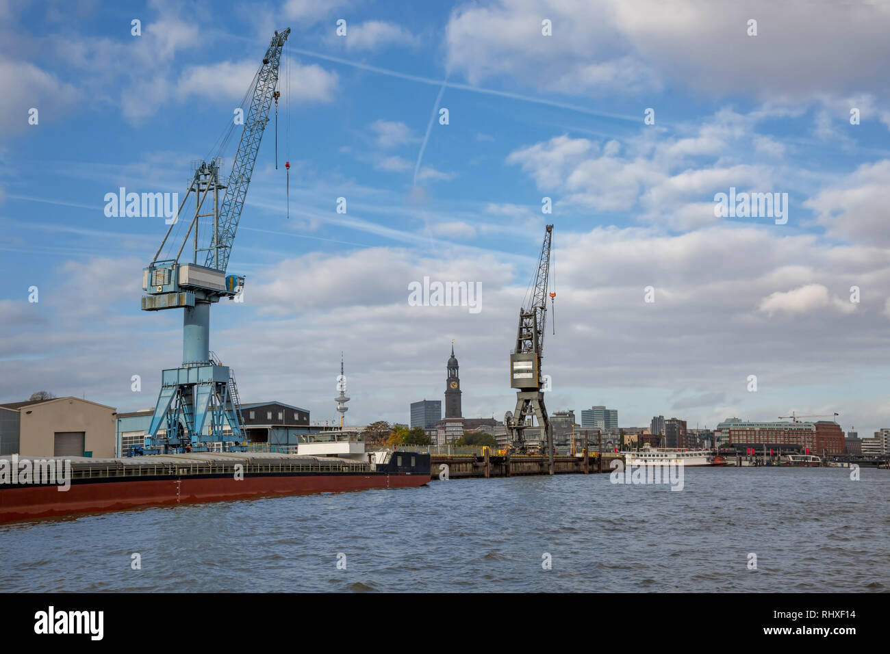 Una gru a lavorare nel porto di Amburgo Foto Stock