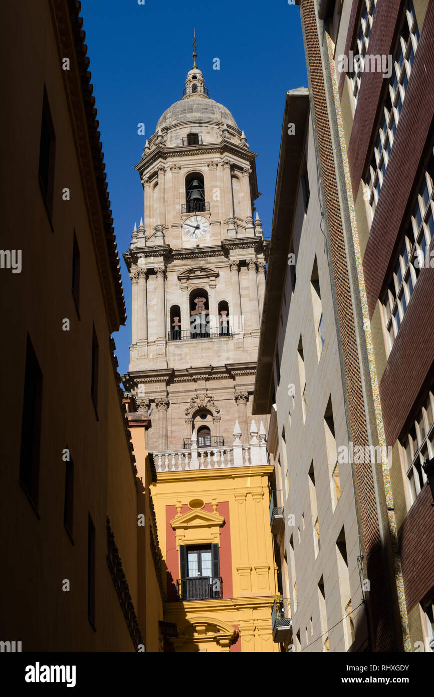 Malaga, provincia di Malaga, Costa del Sol, Andalusia, Spagna meridionale. La torre della cattedrale rinascimentale vede in fondo a una strada laterale. Foto Stock