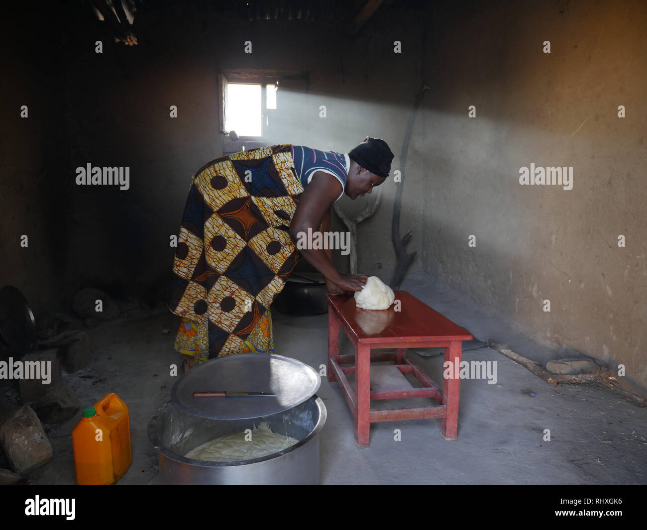 TANZANIA - Foto di Sean Sprague 2018 Donna fare il pane, Bukundi. Foto Stock