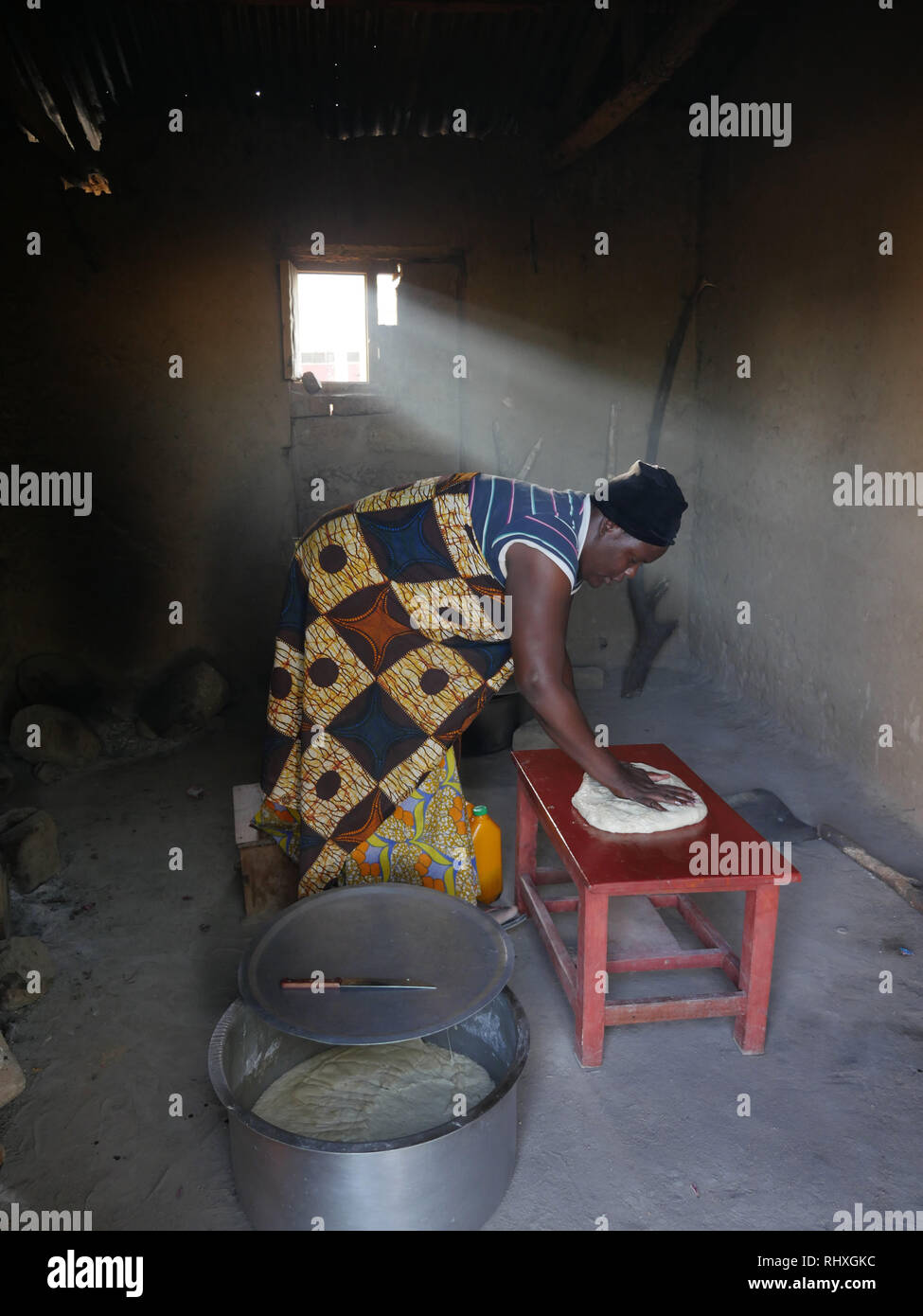 TANZANIA - Foto di Sean Sprague 2018 Donna fare il pane, Bukundi. Foto Stock