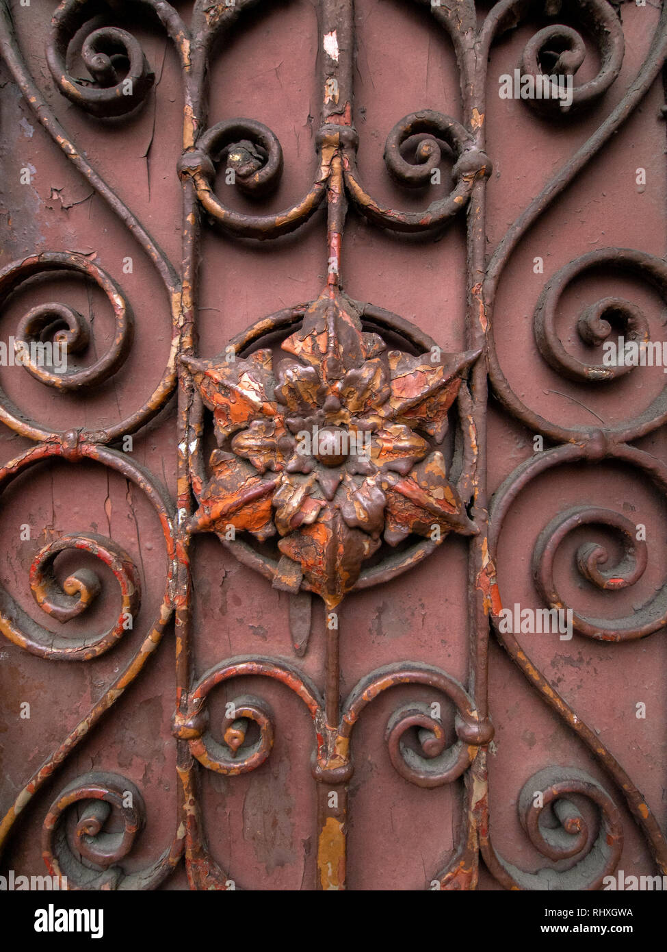 POZAN, Polonia - 3 febbraio 2019: una chiusura di una stella di legno sulla porta principale in Polonia. Foto Stock