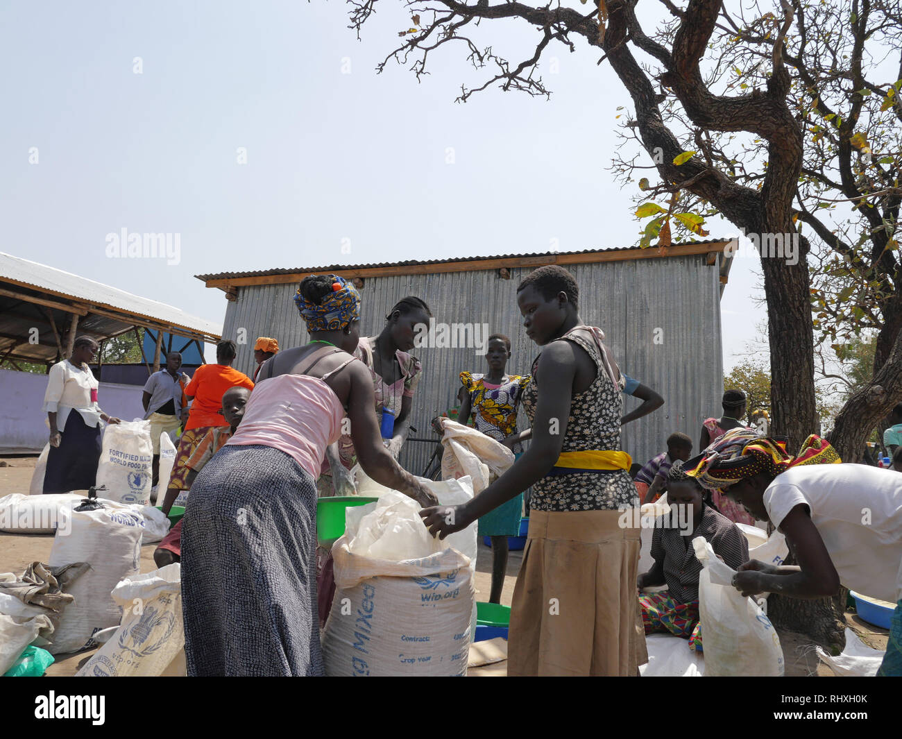 UGANDA - Palabek insediamento di rifugiati. La distribuzione di cibo. Foto Stock