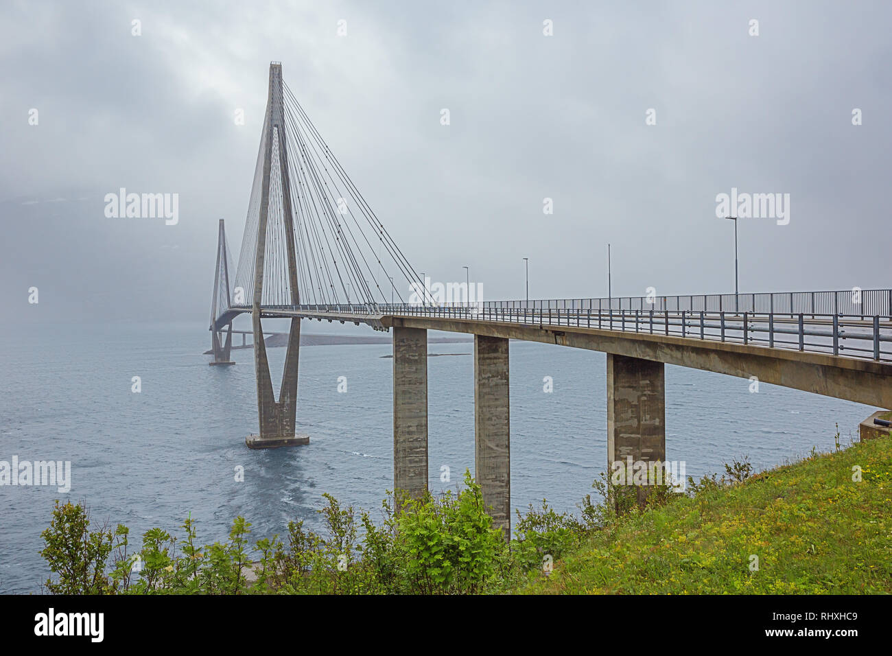 Il Helgeland bridge in una tempesta di pioggia visto dalla strada quando lasciando Sandnessjoen Foto Stock