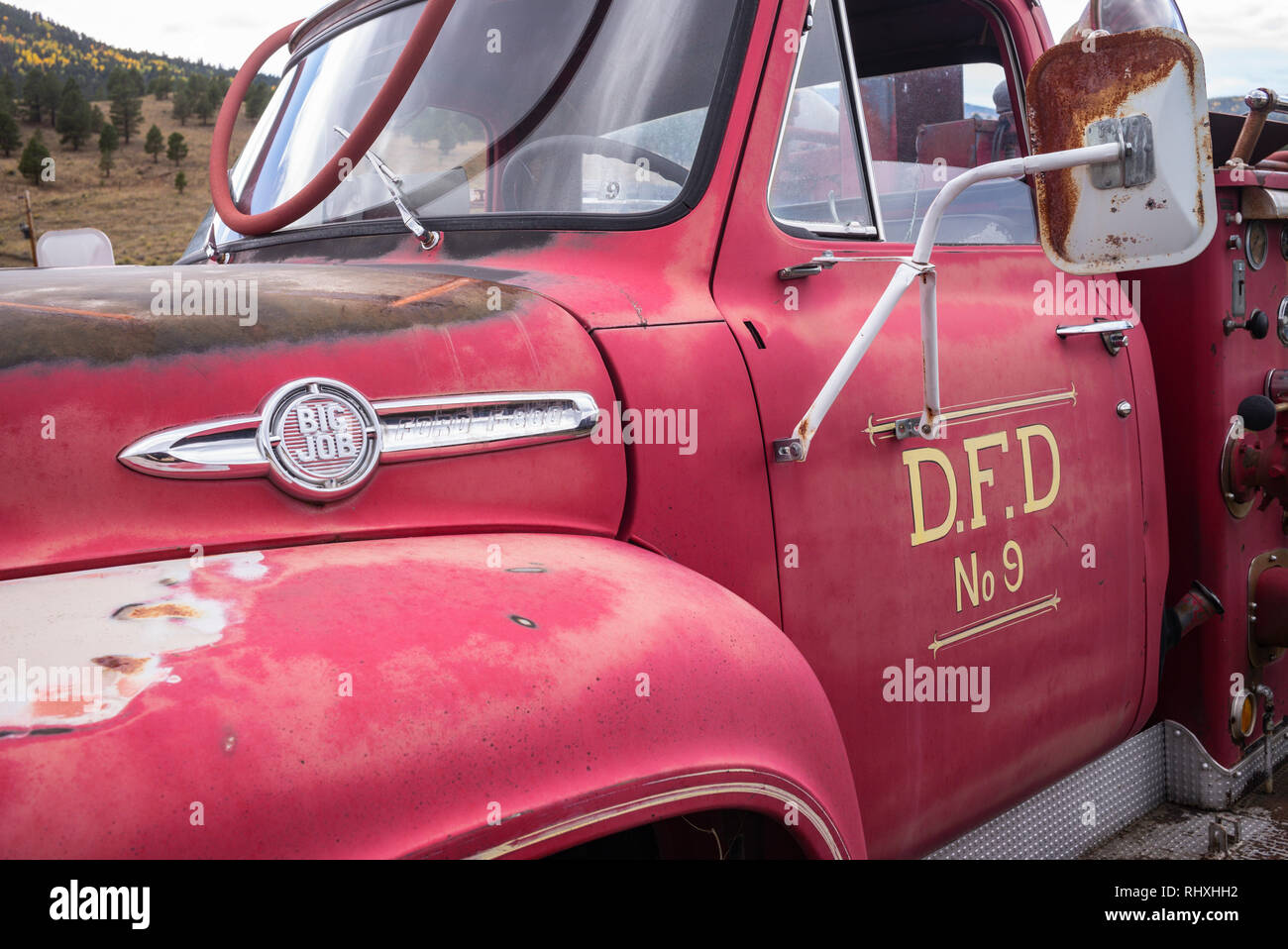 La formazione di ruggine corpo di un vecchio1950's Ford F800 Big Job camion dei pompieri in abbandonato città fantasma di Elizabethtown, Nuovo Messico, Stati Uniti d'America. Foto Stock