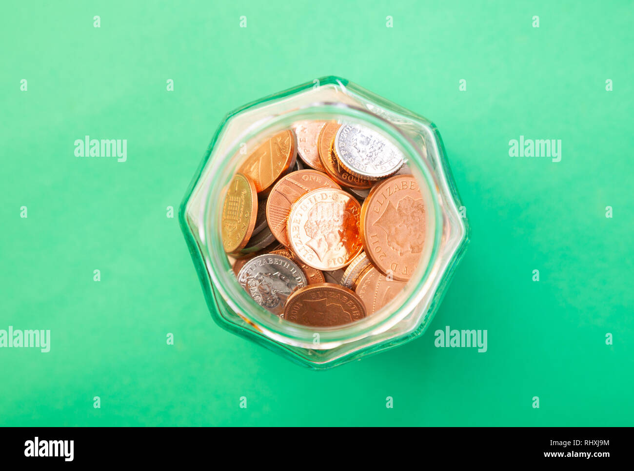 British monete in un vaso è vista dal di sopra. Foto Stock