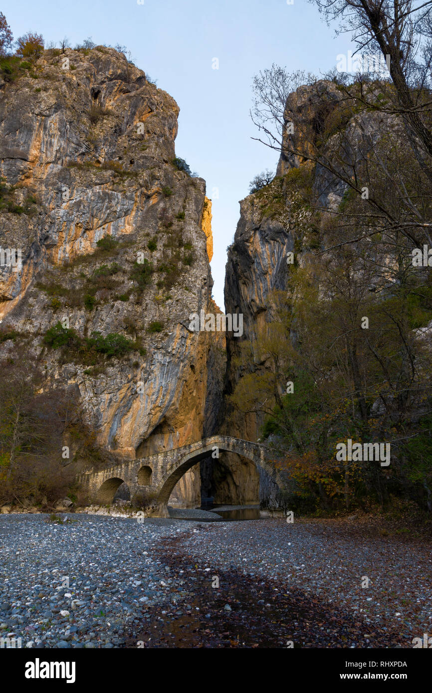 Il ponte di Portitsa si estende per una lunghezza di 34m,è stata costruita su 1743,e con un'altezza che raggiunge 7,80m,offre una impareggiabile vista di un canyon preistorico. Foto Stock