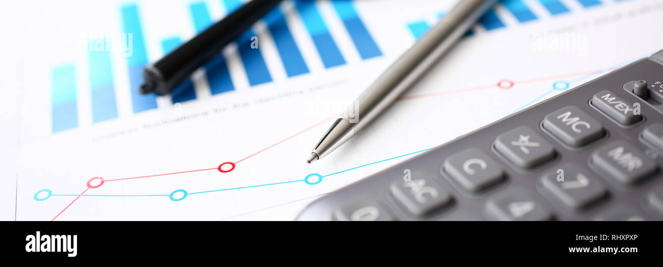 Statistiche finanziarie documenti penna a sfera infographics Foto Stock