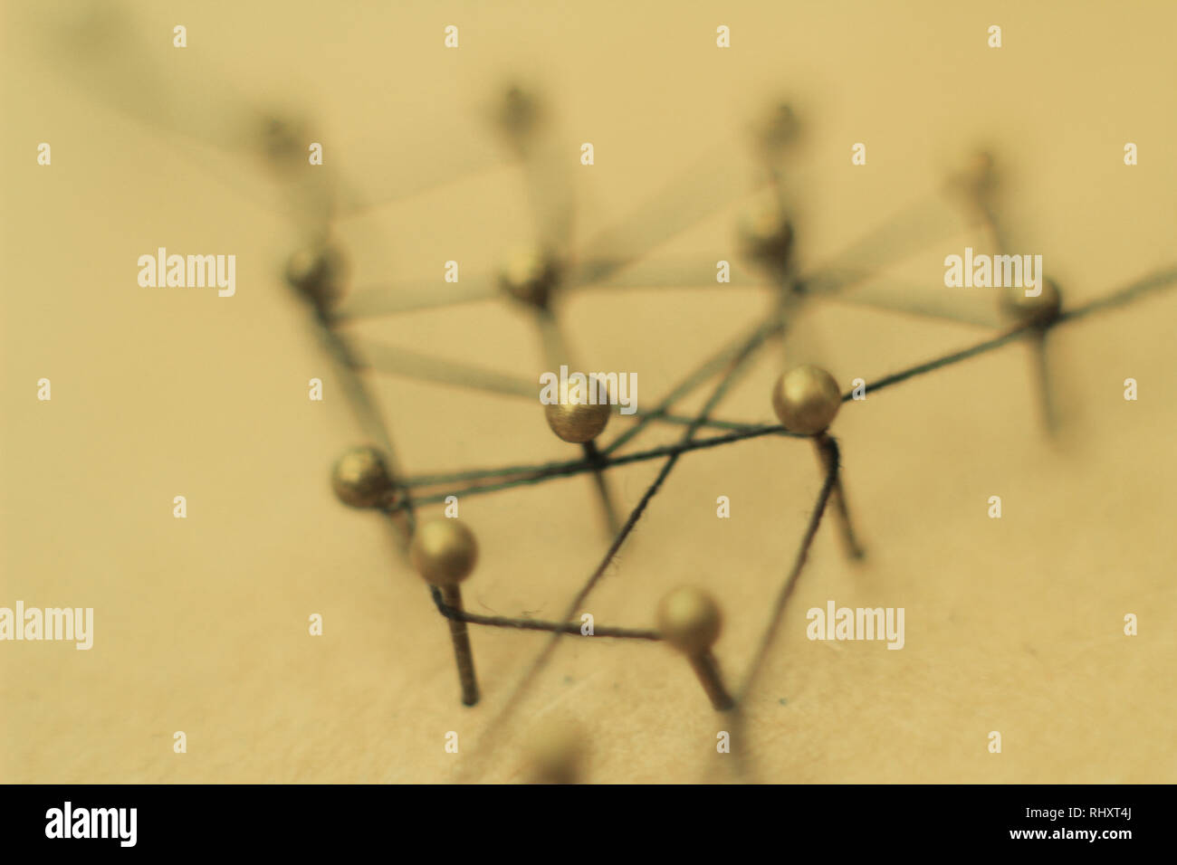 Concetto di una rete sociale con il leader di una struttura di gestione con le tiranterie e di interazione Foto Stock