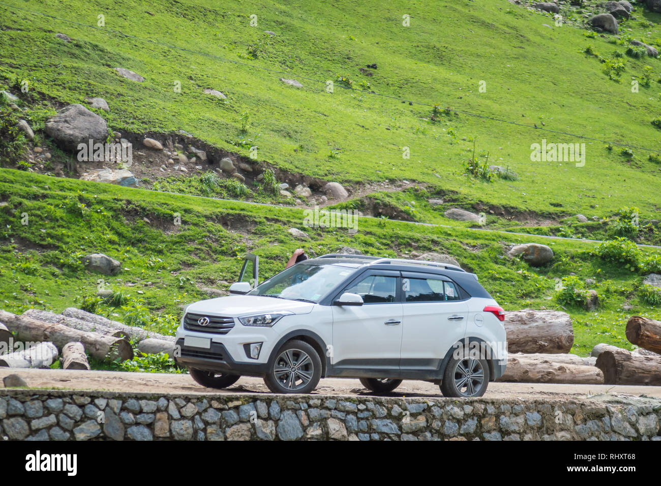 Pahalgam, Jammu e Kashmir India: datato- Agosto 20, 2018: un Hyundai Creta auto in un resort per la salute piena di verdi in Pahalgam, Kashmir India Foto Stock