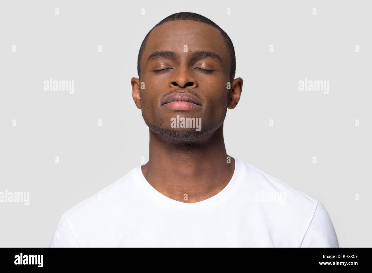Calma memori african american uomo godere prendendo un respiro profondo Foto Stock