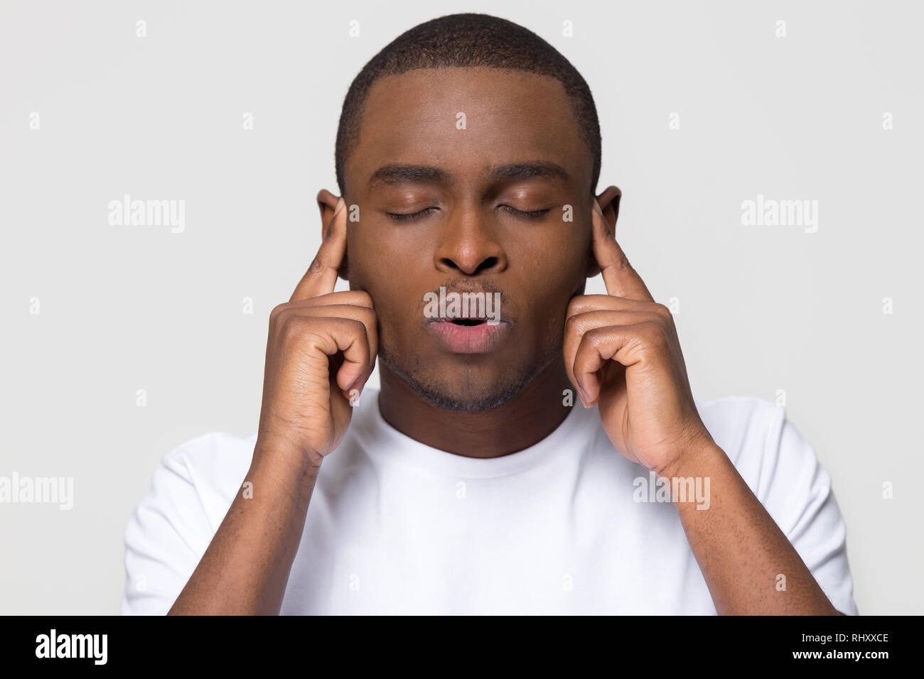 Sottolineato nervoso americano africano uomo fuori di respirazione per alleviare lo stress Foto Stock