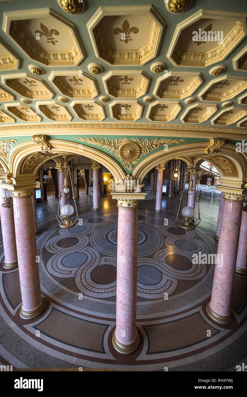 Interno dell'accogliente e suggestiva sala da concerto in Romanian Athenaeum (Ateneul Roman o rumeno Opera House) in Cluj Napoca, Romania. Foto Stock