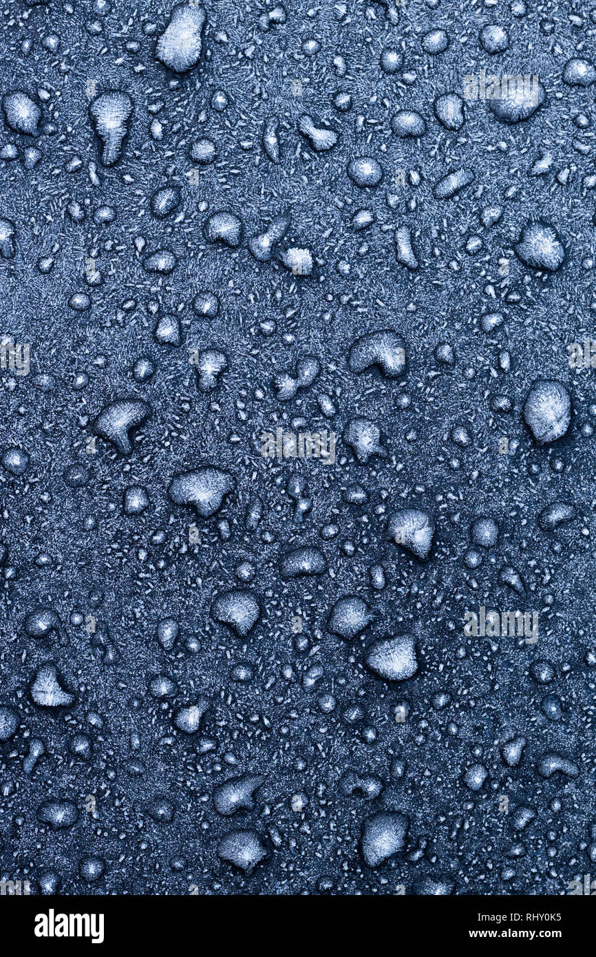 Congelate le goccioline di acqua su un auto nera. Foto Stock