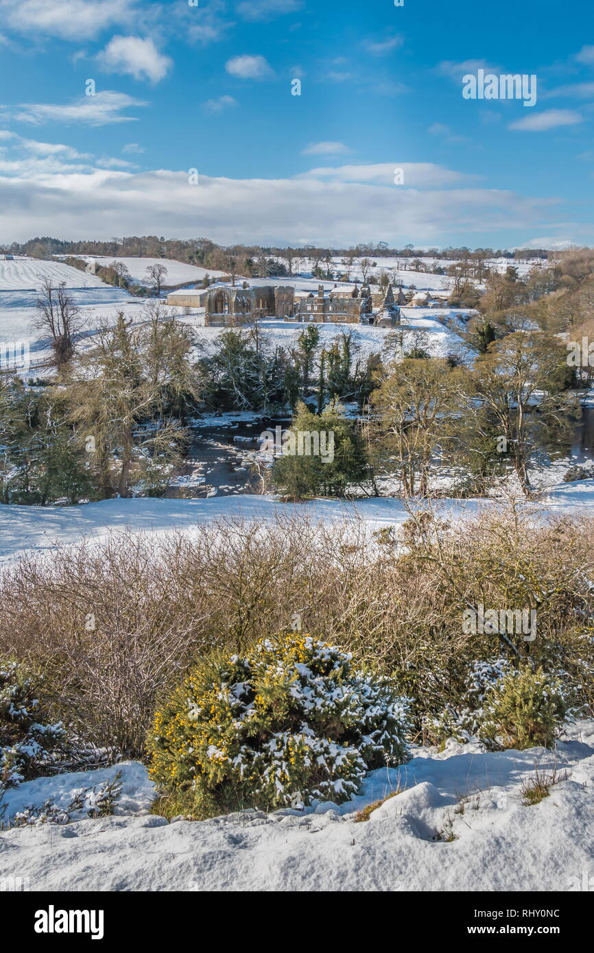 Le rovine della Premonstratenian Egglestone Abbey, Barnard Castle, Teesdale in un paesaggio innevato e sole invernale Foto Stock