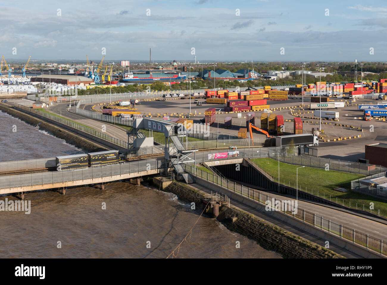 KINGSTON Upon Hull, England, Regno Unito - 6 Maggio 2015: camion arrivano nel Regno Unito dal traghetto del North Sea Terminal Traghetti, King George Dock, Foto Stock