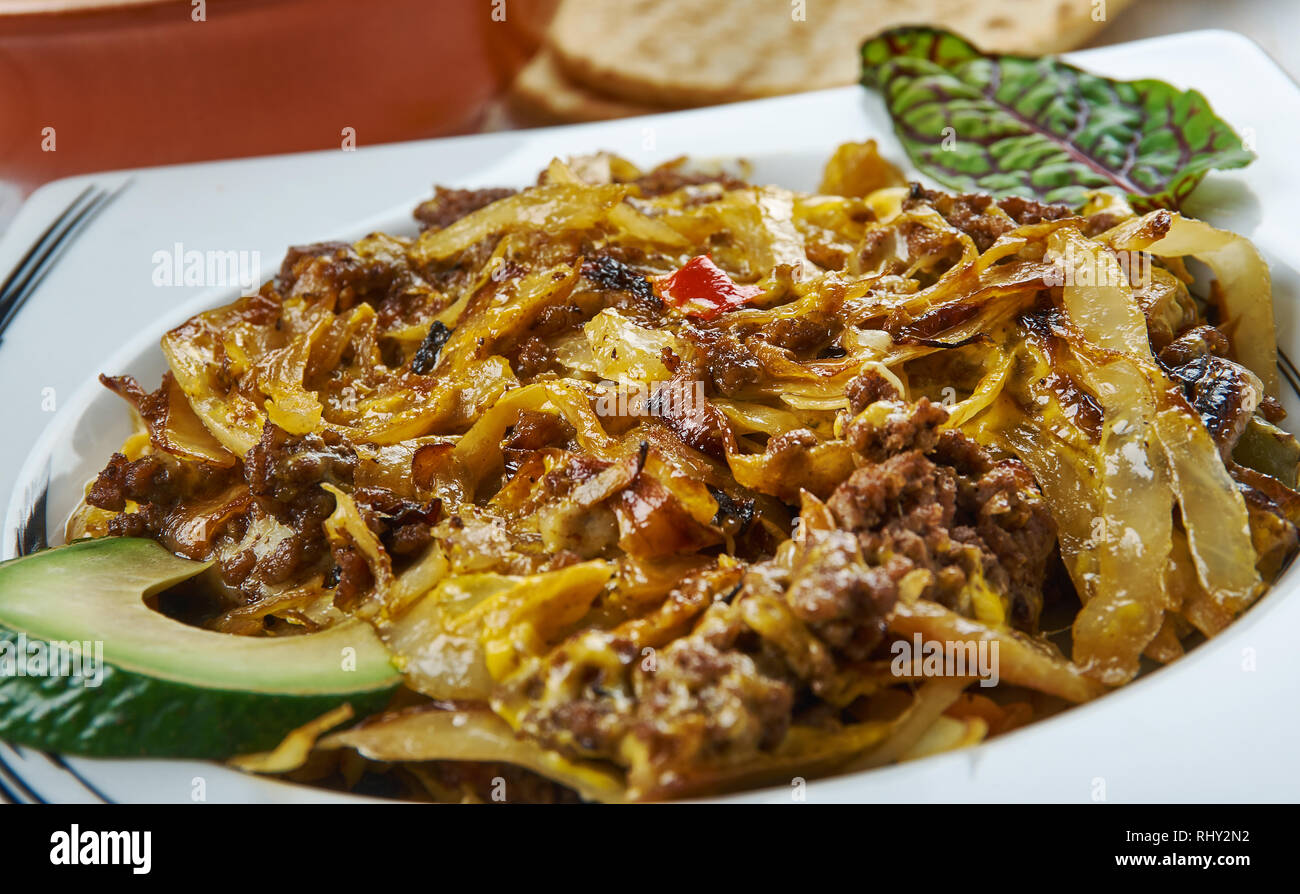 Tex Mex cavolo padella Carni bovine oppato con messicano piccante miscela di formaggio, cucina tex-mex e tradizionali piatti assortiti, vista dall'alto. Foto Stock