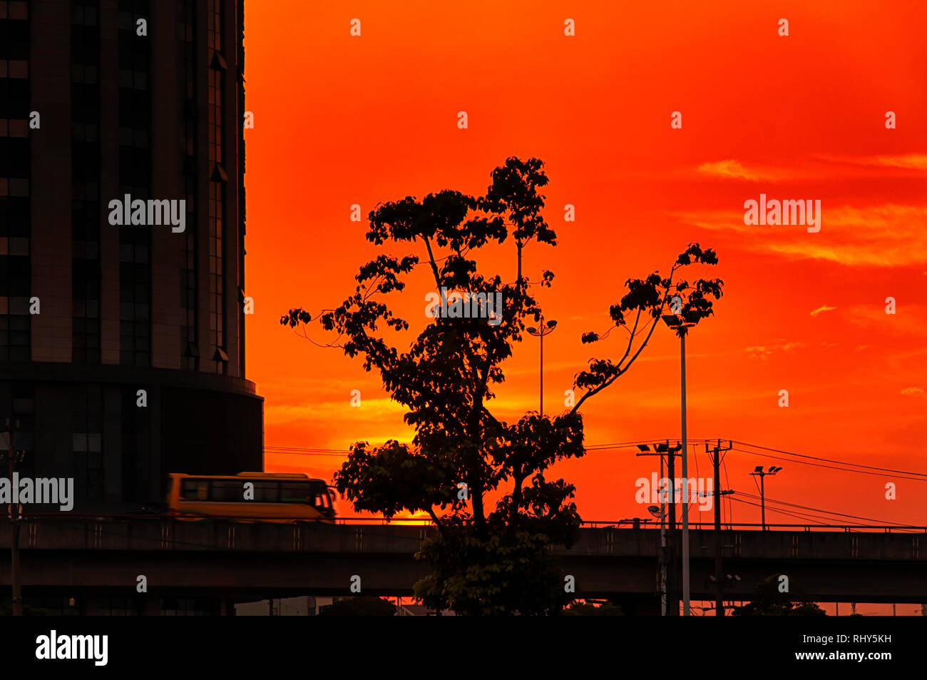 Un edificio e un bus su un cavalcavia al tramonto nella città di Suzhou Cina nella provincia di Jiangsu. Foto Stock