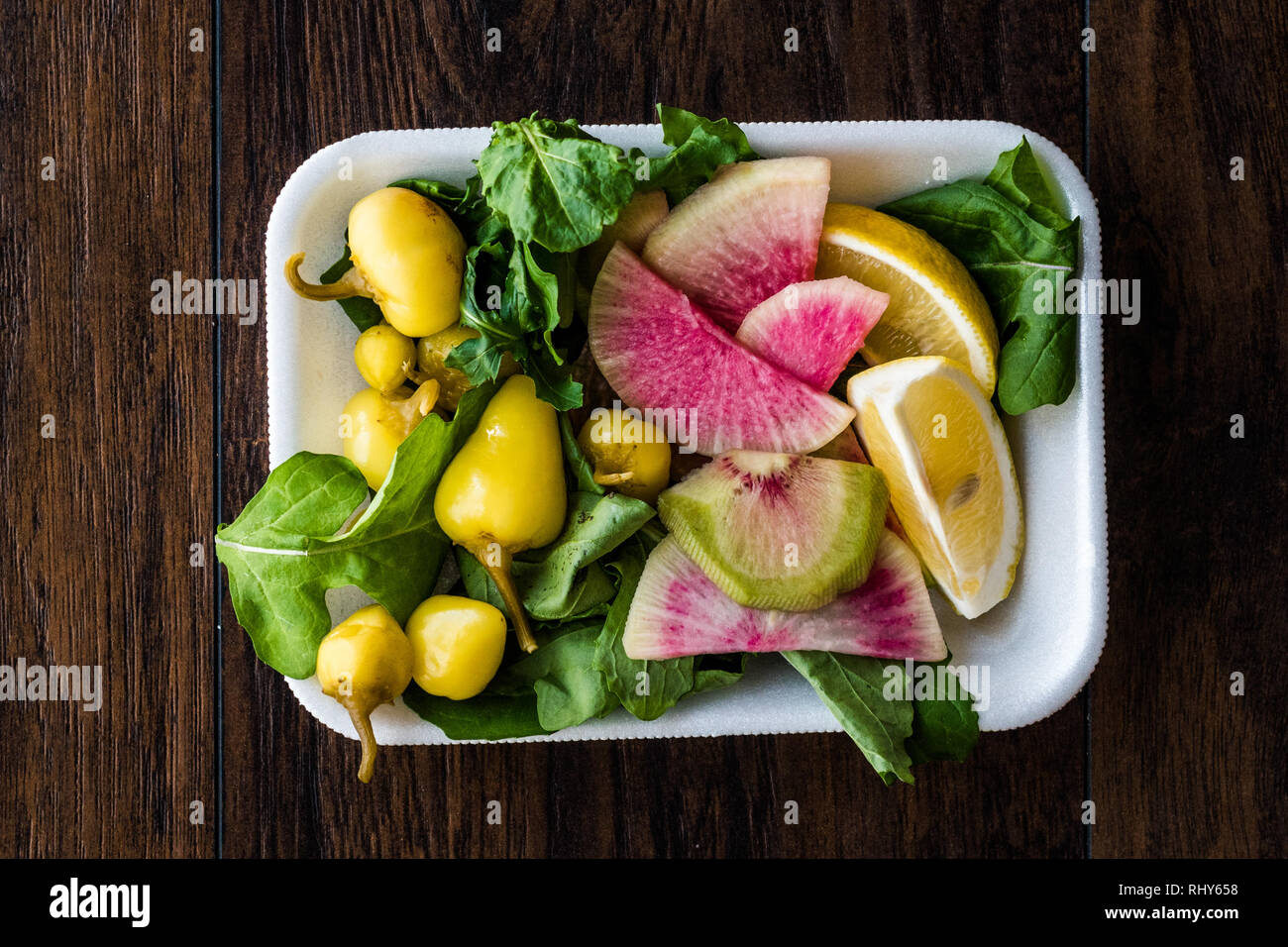 Pacchetto di insalata con bagno turco Pickle, Rafano, prezzemolo e limone in scatola di plastica contenitore. Alimenti biologici. Foto Stock