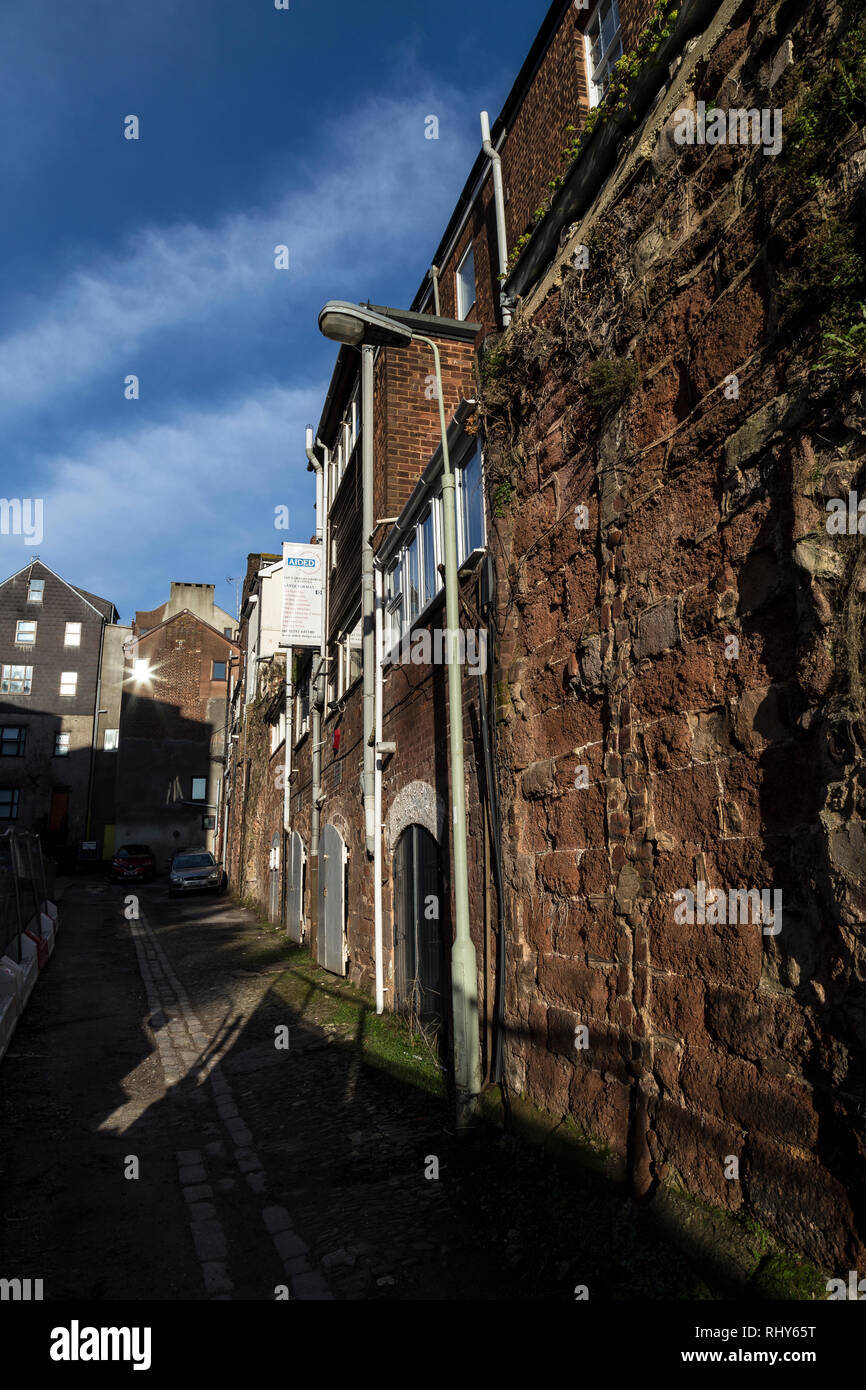 Exeter il muro di cinta romano.edifici costruiti sulla west gate di un muro romano costruito intorno a Exeter, Foto Stock