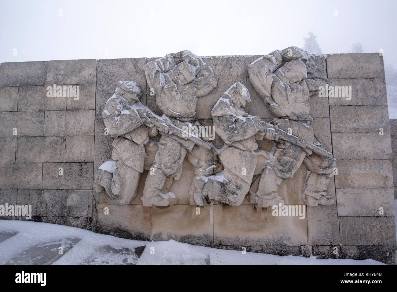 Shipka monumento (Monumento della Libertà) una monumentale costruzione, situato a Shipka picco in montagna Stara Planina, Shipka, la Bulgaria a neve invernale Foto Stock