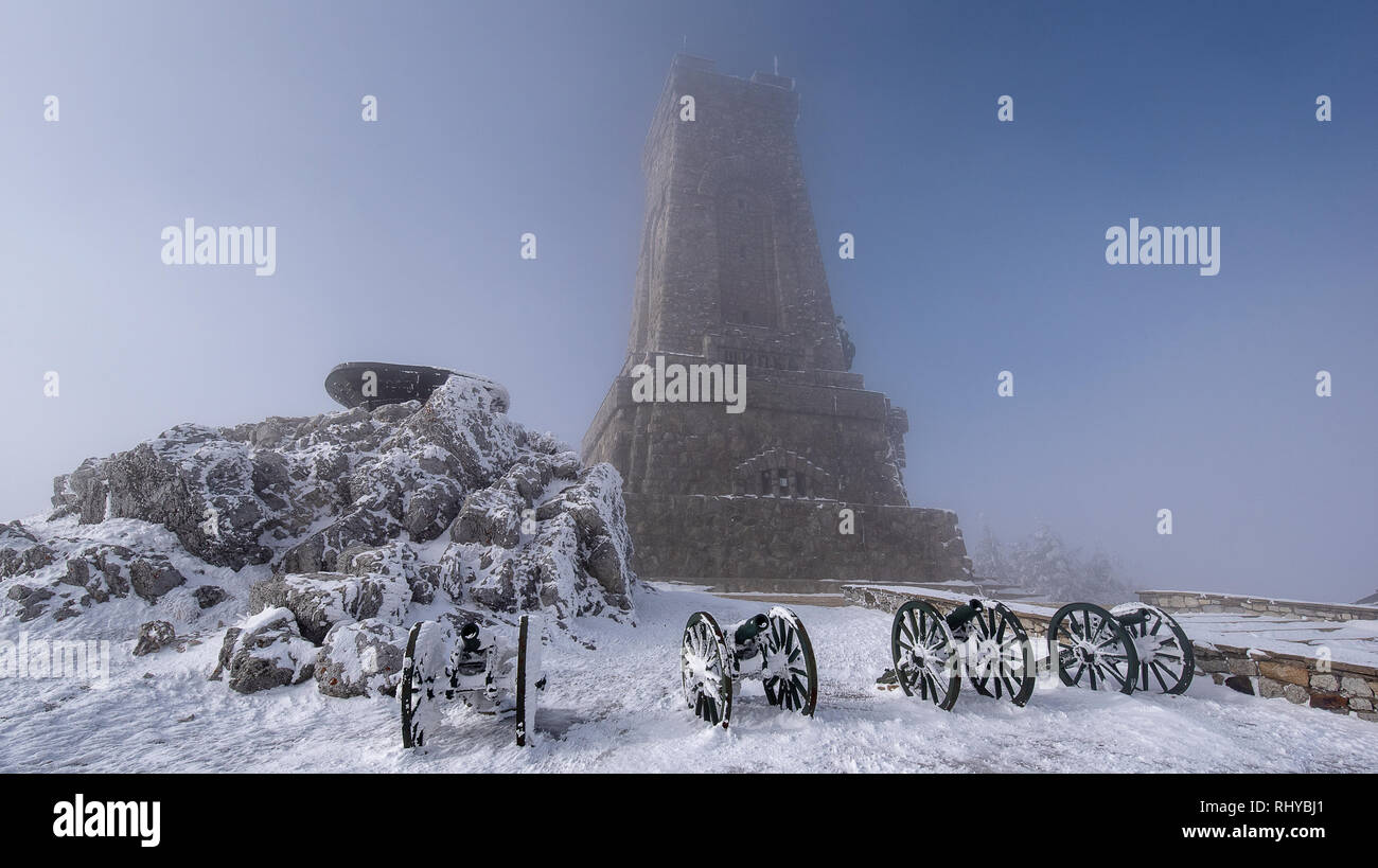 Shipka monumento (Monumento della Libertà) una monumentale costruzione, situato a Shipka picco in montagna Stara Planina, Shipka, la Bulgaria a neve invernale Foto Stock