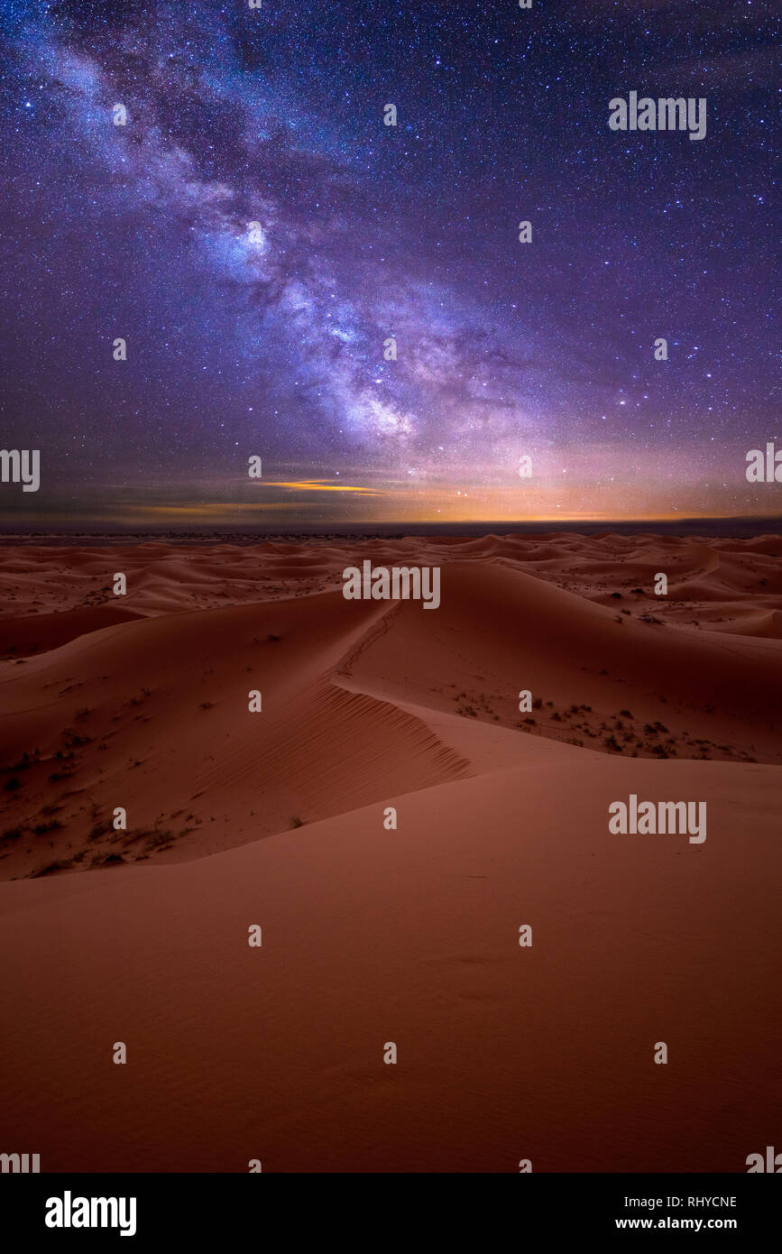 Incredibile via lattea sulle dune Erg Chebbi nel deserto del Sahara vicino a Merzouga, Marocco. Bella sabbia paesaggio con splendide stelle del cielo di notte Foto Stock