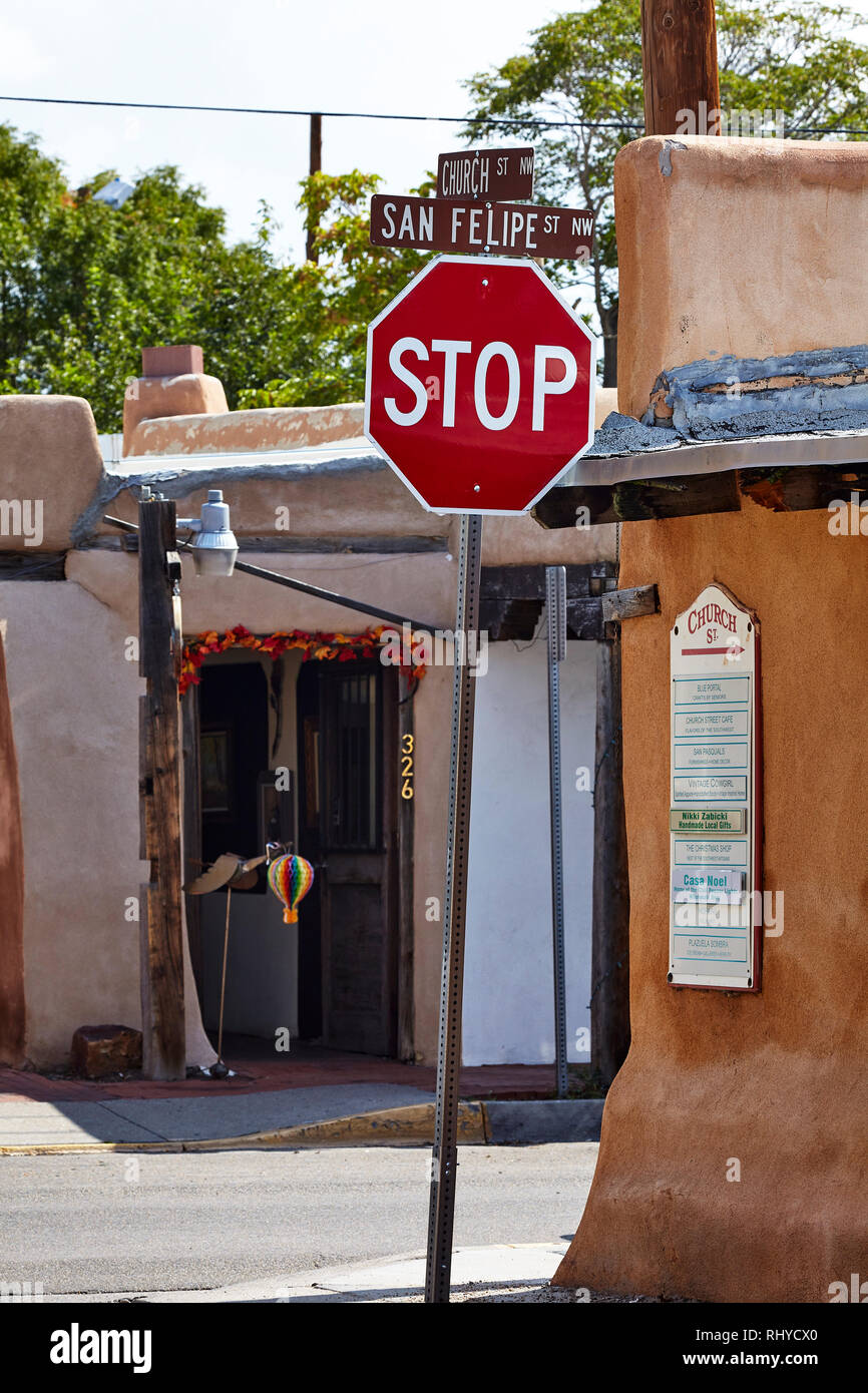 Segno di stop in Santa Fe, New Mexico, NEGLI STATI UNITI Foto Stock