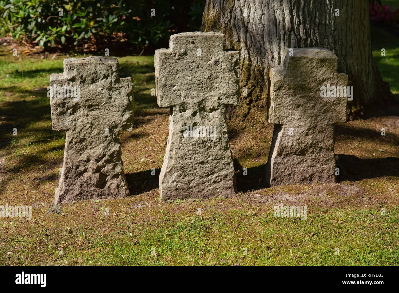 Tre Croci di pietra in un cimitero Foto Stock