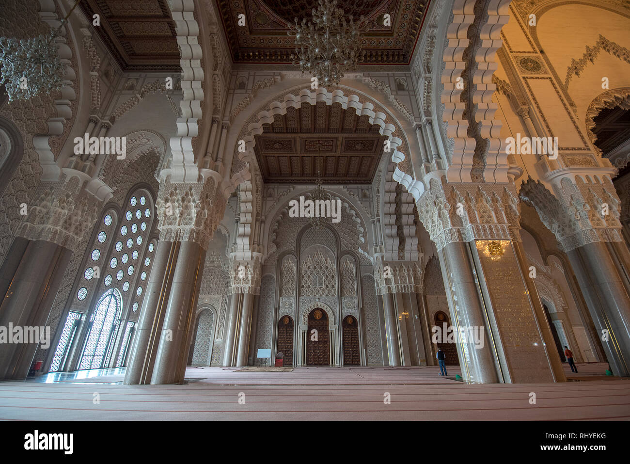 All'interno della moschea di Hassan II con corridoio interno con colonne. Archi arabi, ornamenti, lampadario e illuminazione. Casablanca, Marocco la più grande moschea Foto Stock