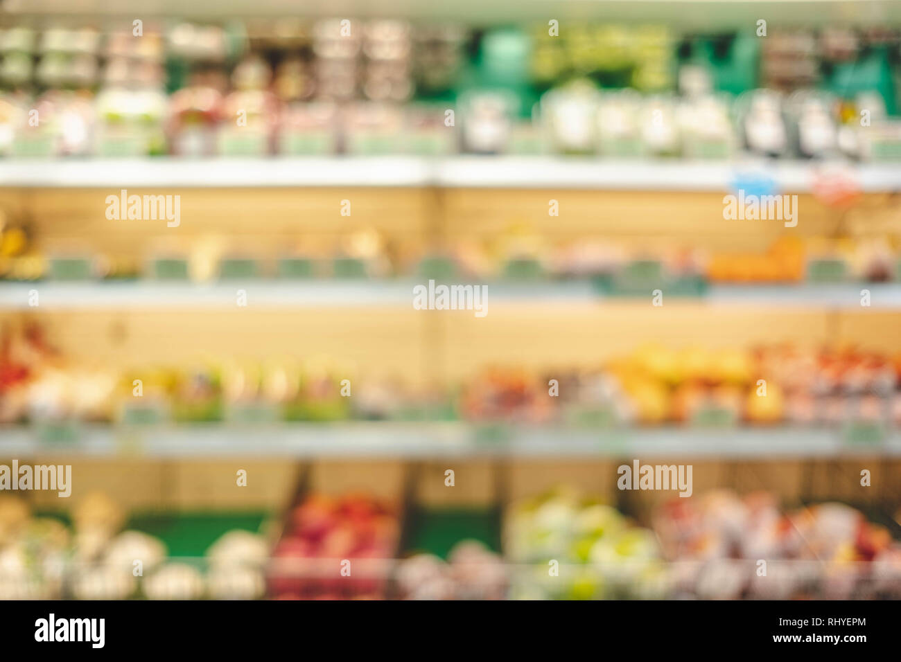 Blur sullo sfondo dei cibi freschi in scaffale di supermercato con bokeh light.drogheria prodotto sugli scaffali Foto Stock
