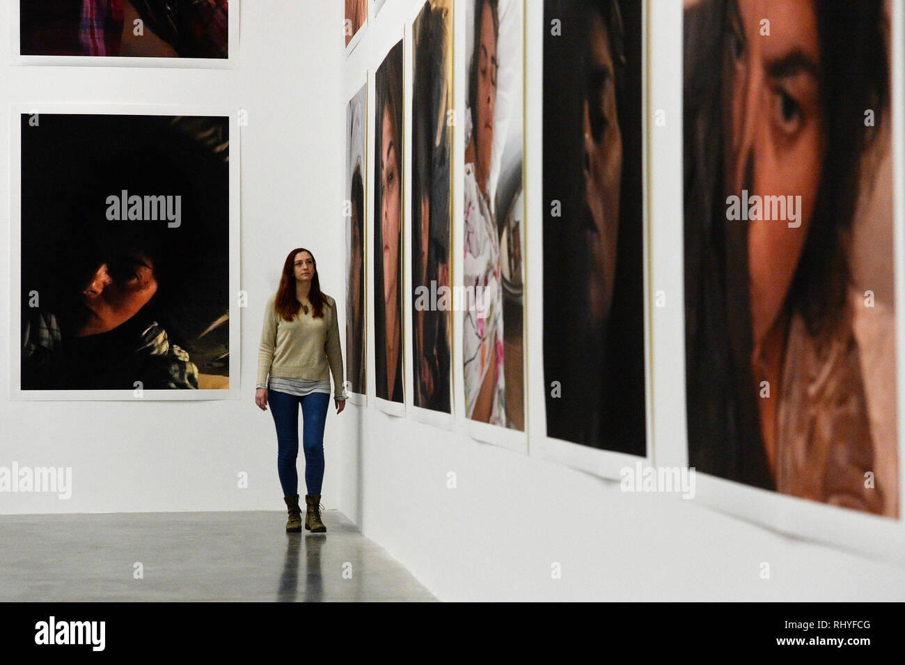 Un visitatore passeggiate nei dintorni di insonnia installazione della camera durante un'anteprima di Tracey Emin è una quindicina di lacrime, presso il White Cube in Bermondsey, Londra. Foto Stock