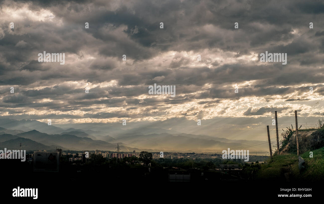 Cielo nuvoloso sopra la valle. Armenia, Quindio, Colombia. Foto Stock