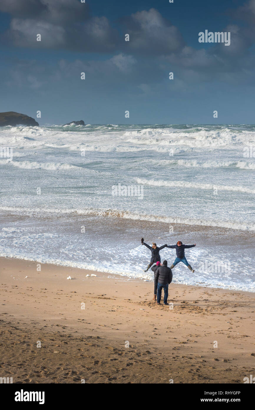 Venti forti onde di guida sulla spiaggia come ci si diverte sul litorale a Fistral Beach in Newquay Cornwall. Foto Stock